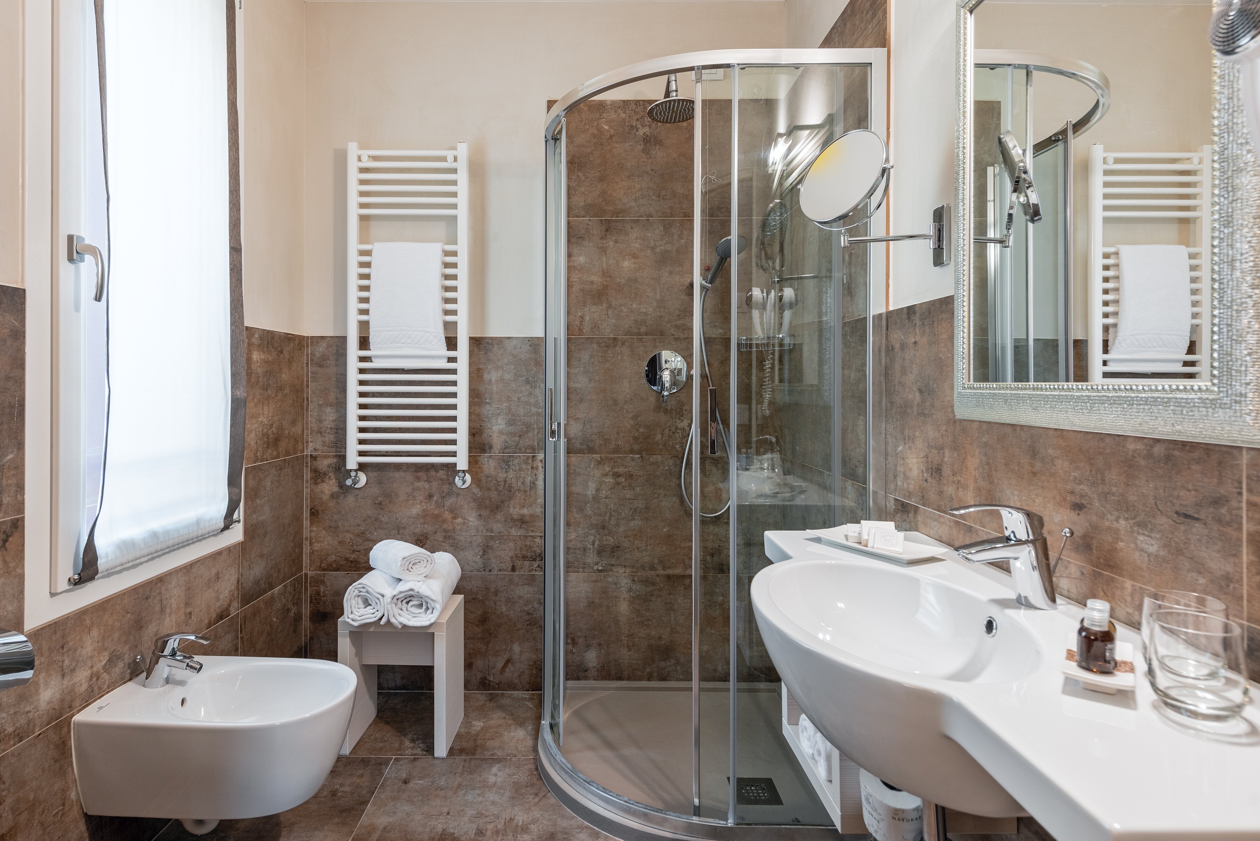 UNA Hotels Eco Villa Costanza-guestroom-Bathroom.jpg