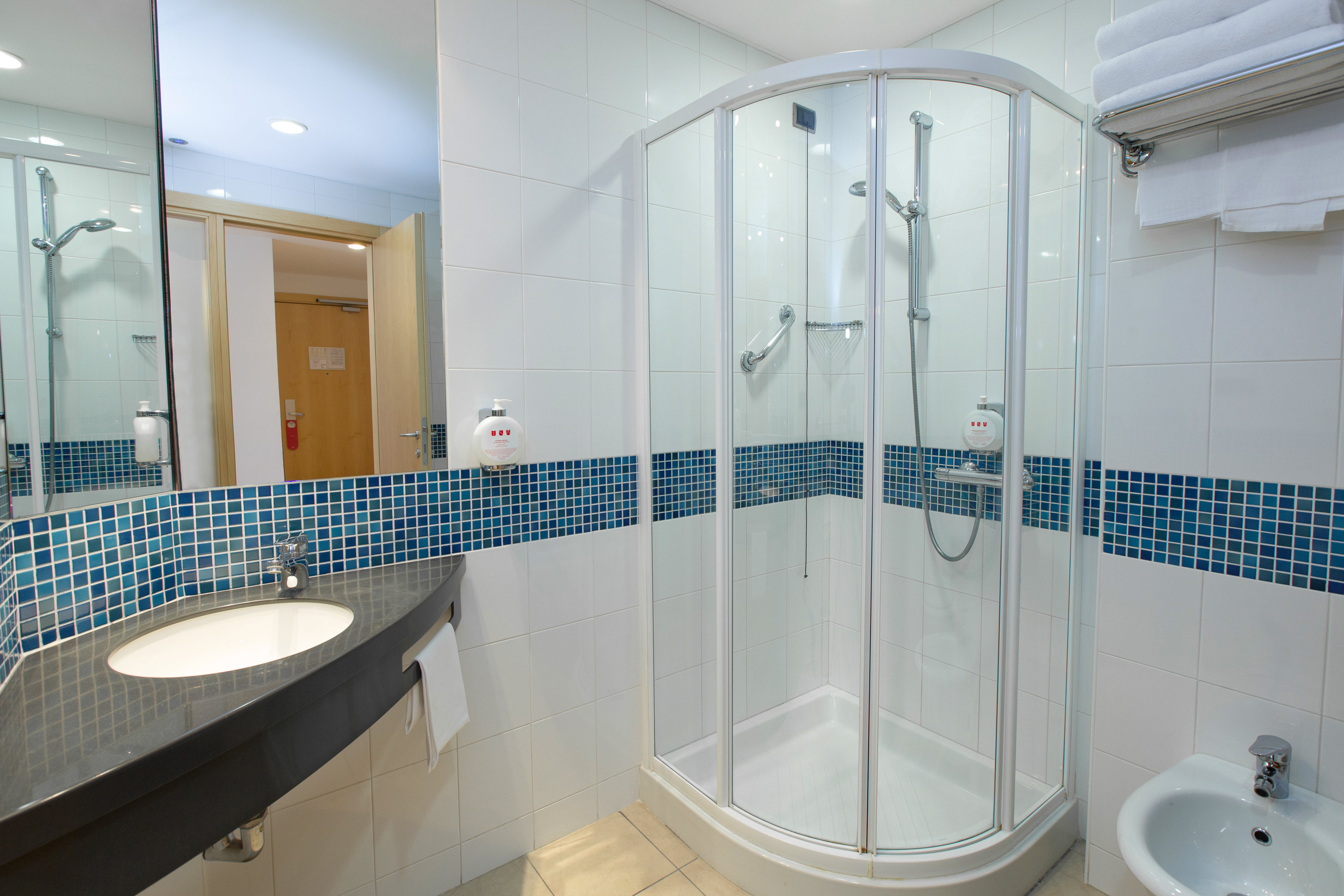 UNA Hotels Cesena Nord-guestroom-Bathroom.jpg