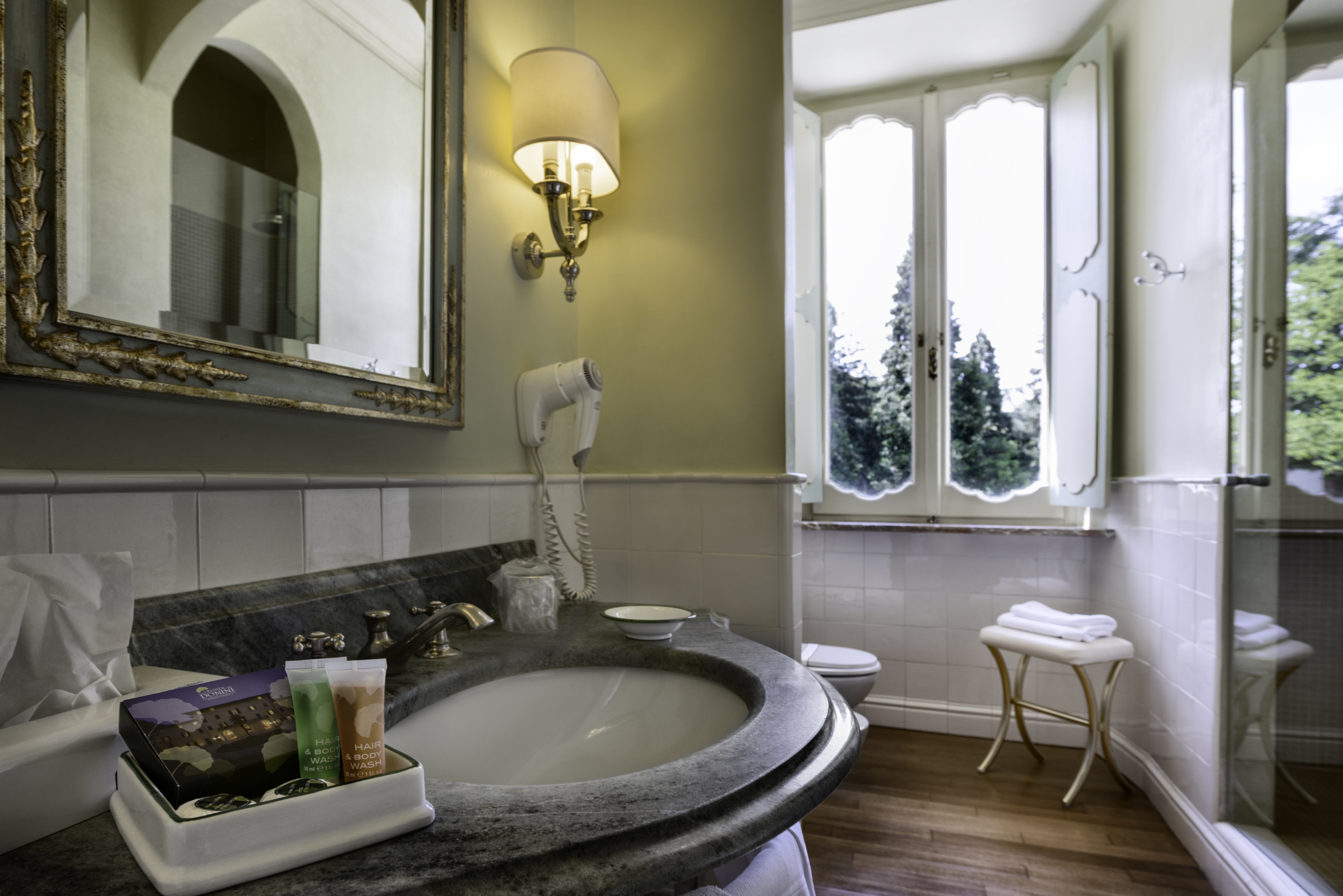 Posta Donini 1579-guestroom-Bathroom.jpg