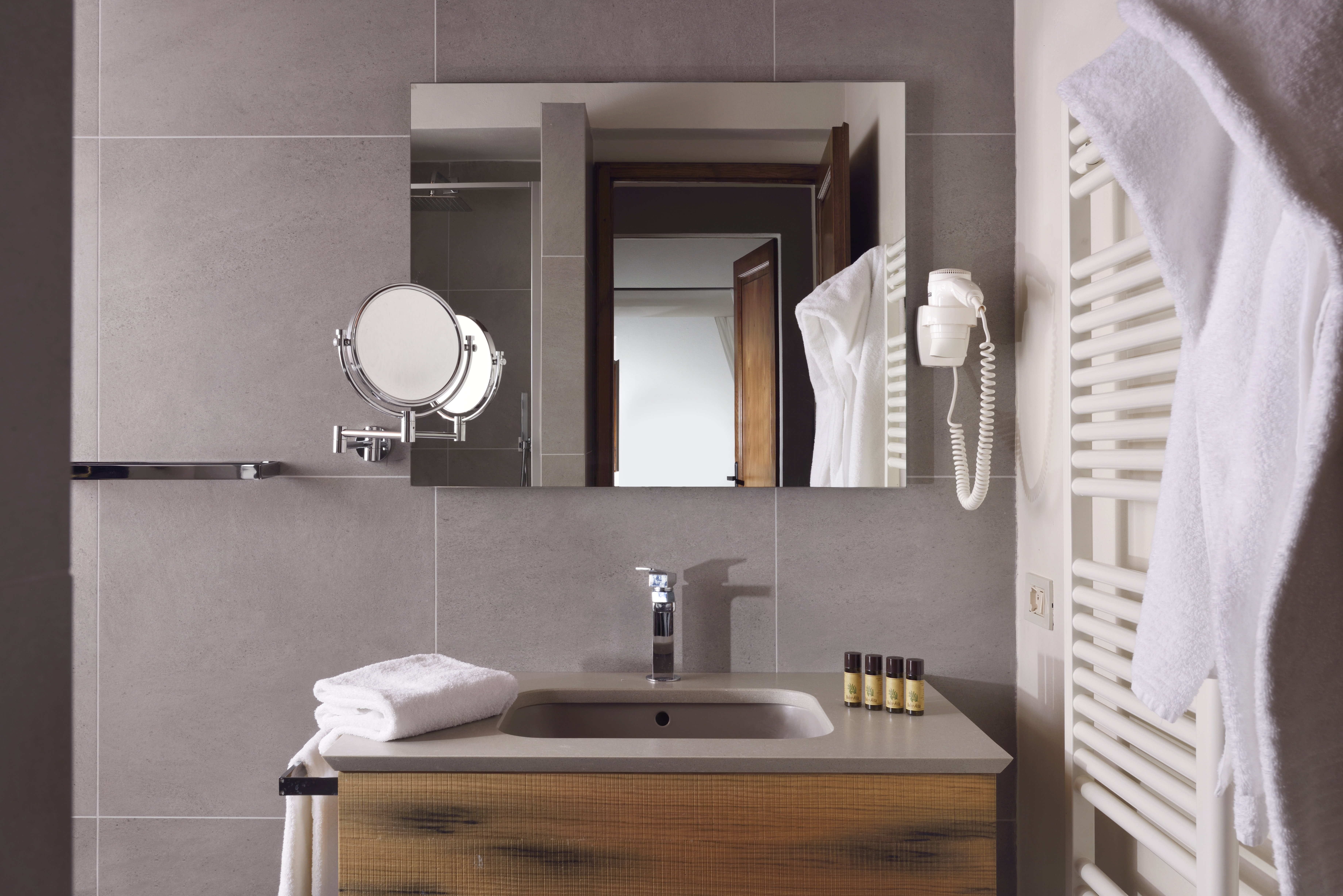 Relais Villa Grazianella-guestroom-Bathroom.jpg