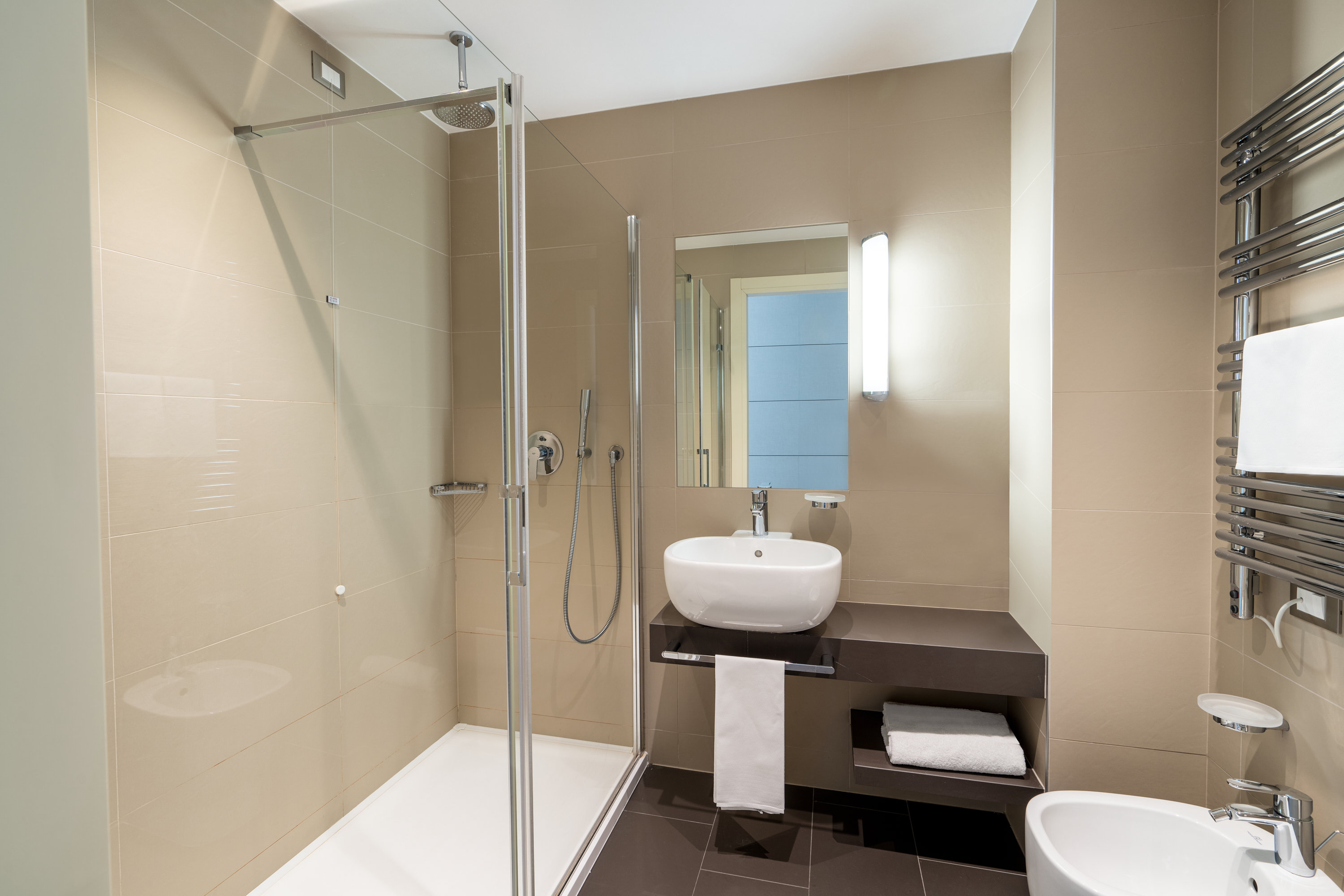 UNA Hotels Bologna Fiera-guestroom-Bathroom.jpg