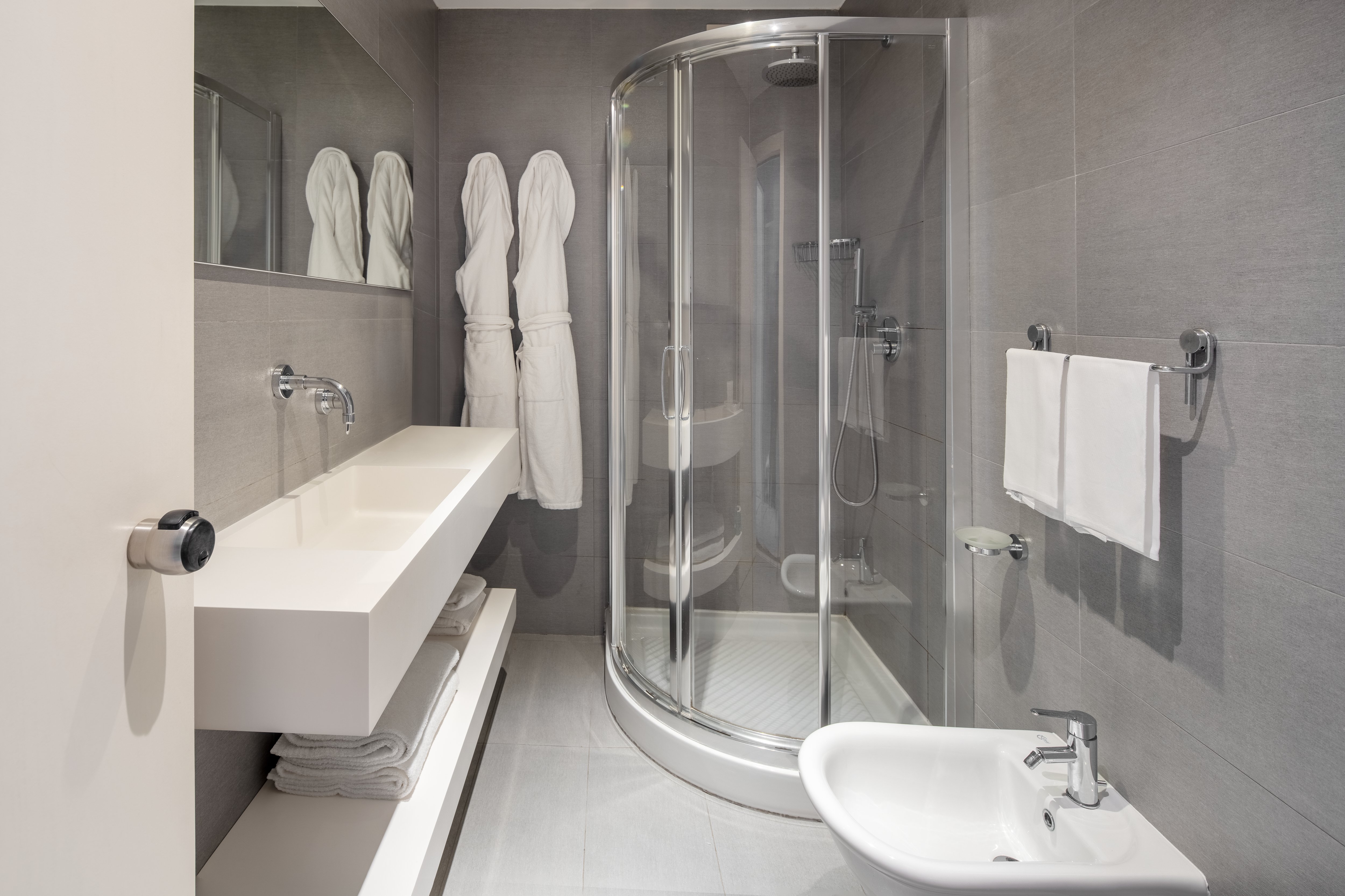 UNA Hotels Forte Dei Marmi-guestroom- Bathroom.jpg