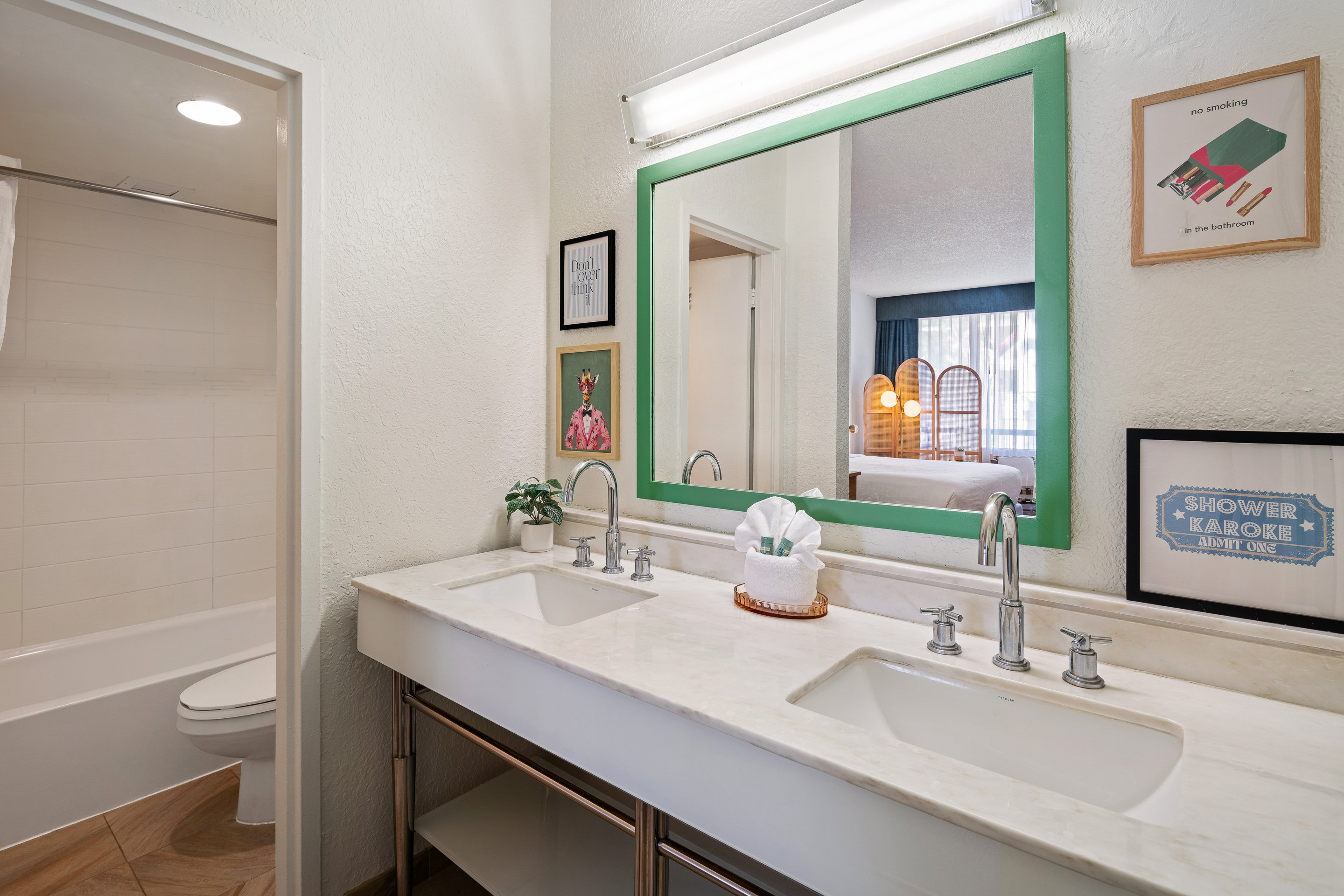 NORTH BAY INN MIAMI-guestroom-Classic King - Bathroom.jpg