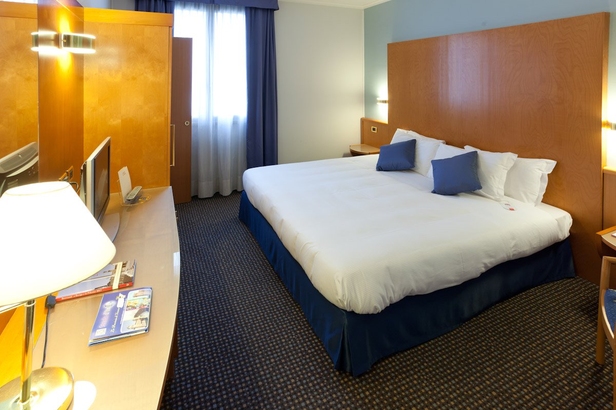 UNA Hotels Occhiobello-guestroom-Classic Double.jpg