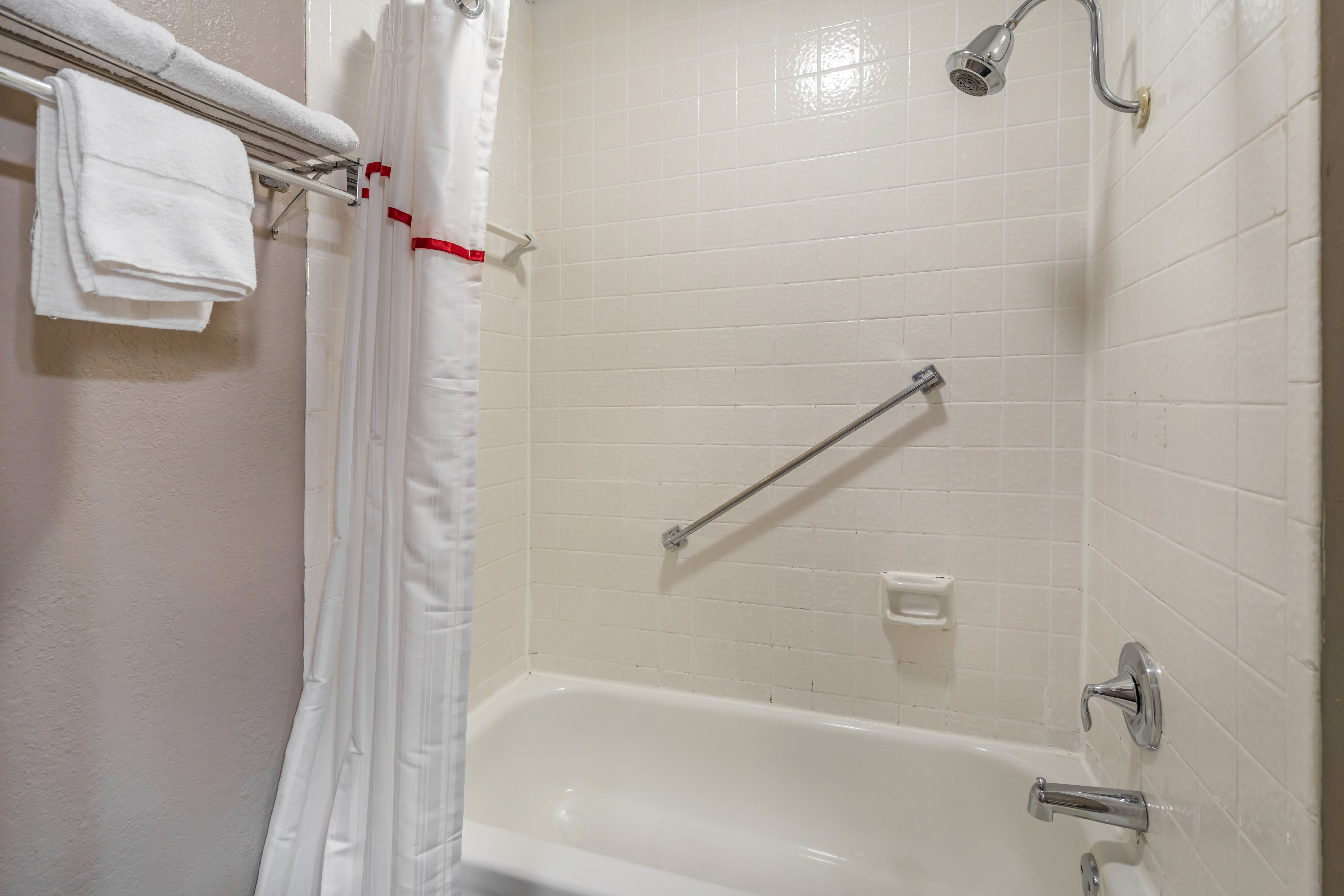 RED ROOF INN SULPHUR SPRINGS-guestroom-RRI Bathroom PRO Approved.jpg