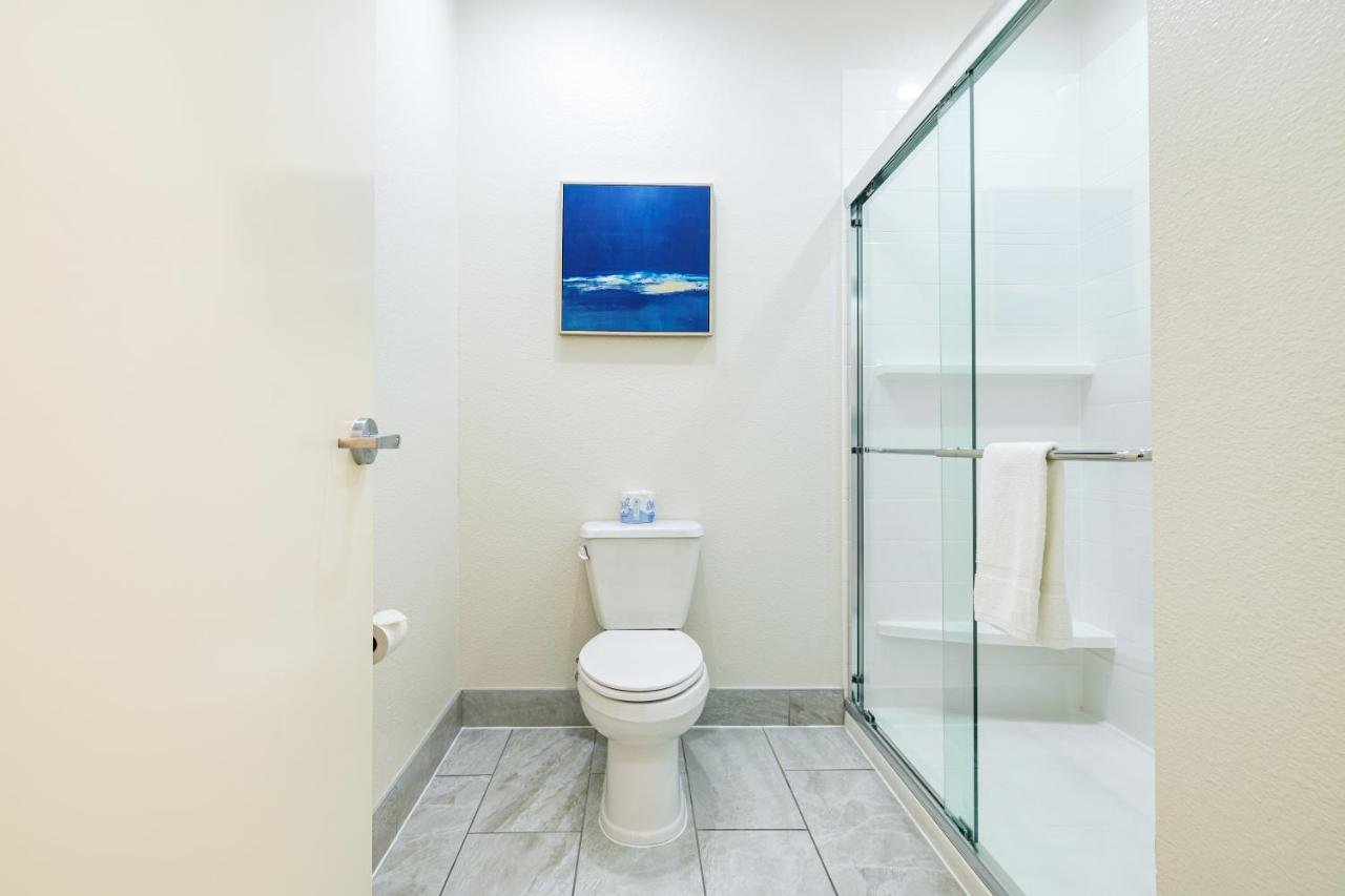PALACE INN BLUE IAH EAST-guestroom-Bathroom.jpg