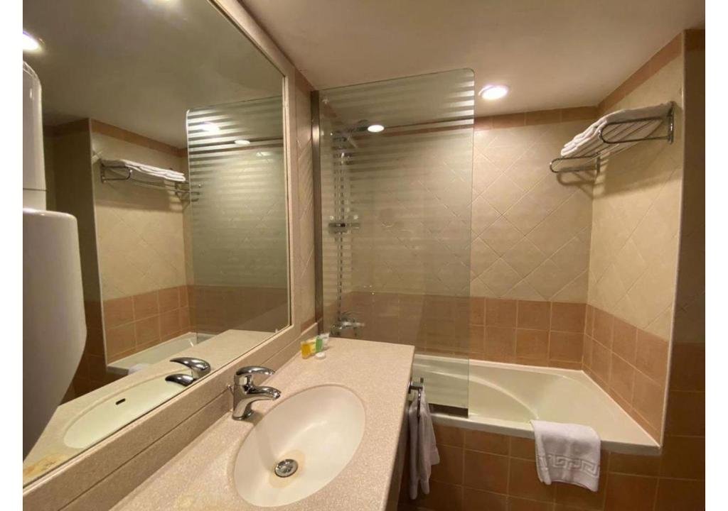 MENA HOTEL NASIRIAH RIYADH-guestroom-Bathroom.jpg