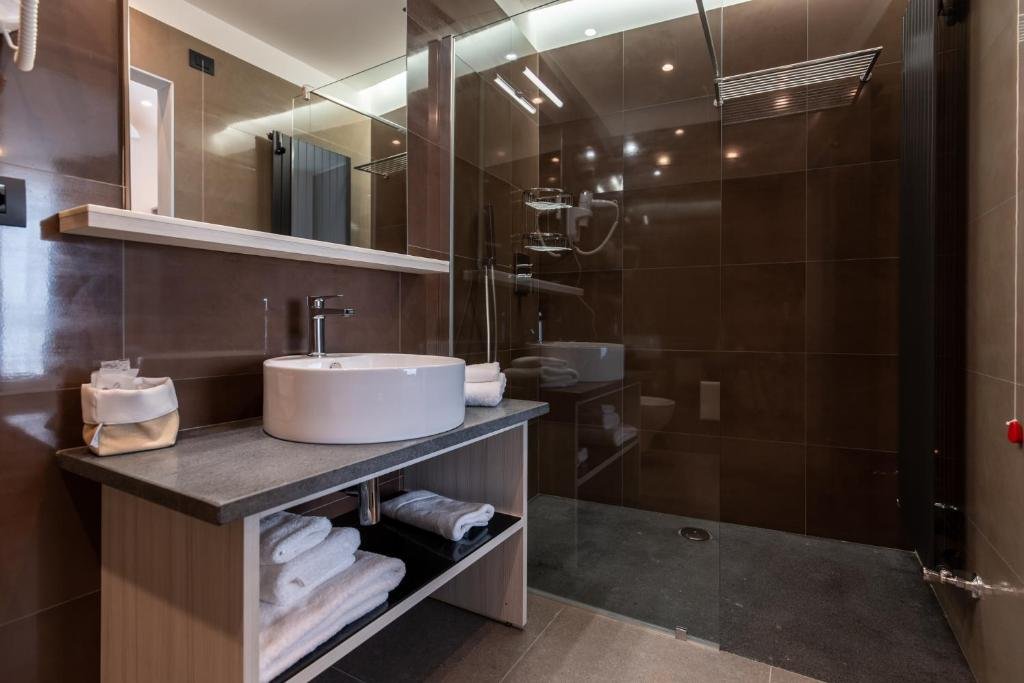 SESTANTE MARINA MOTEL-guestroom-BATH.jpg