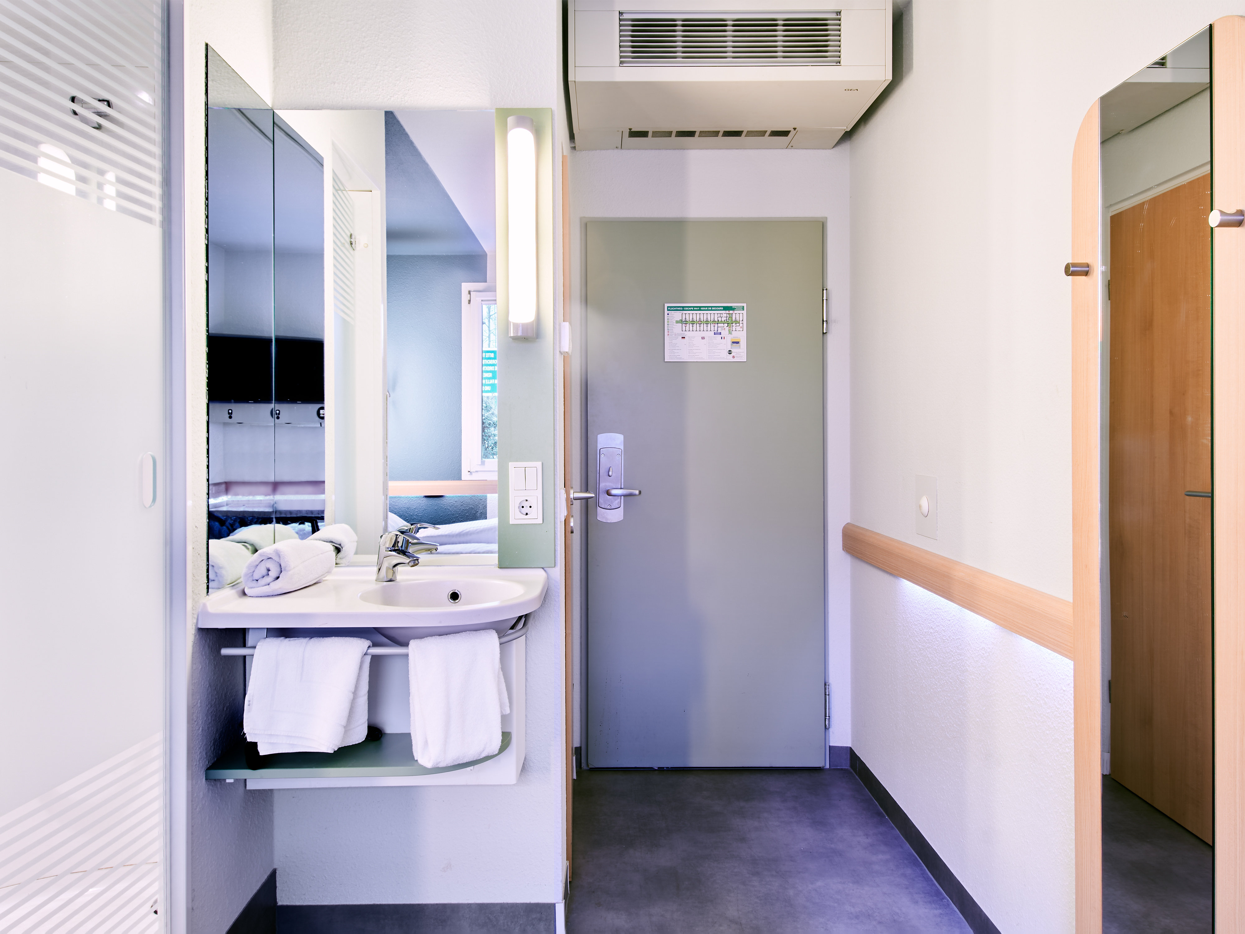 B&B HOTEL WIESBADEN-OST-guestroom-Hotel Wiesbaden Ost Bathroom.jpg