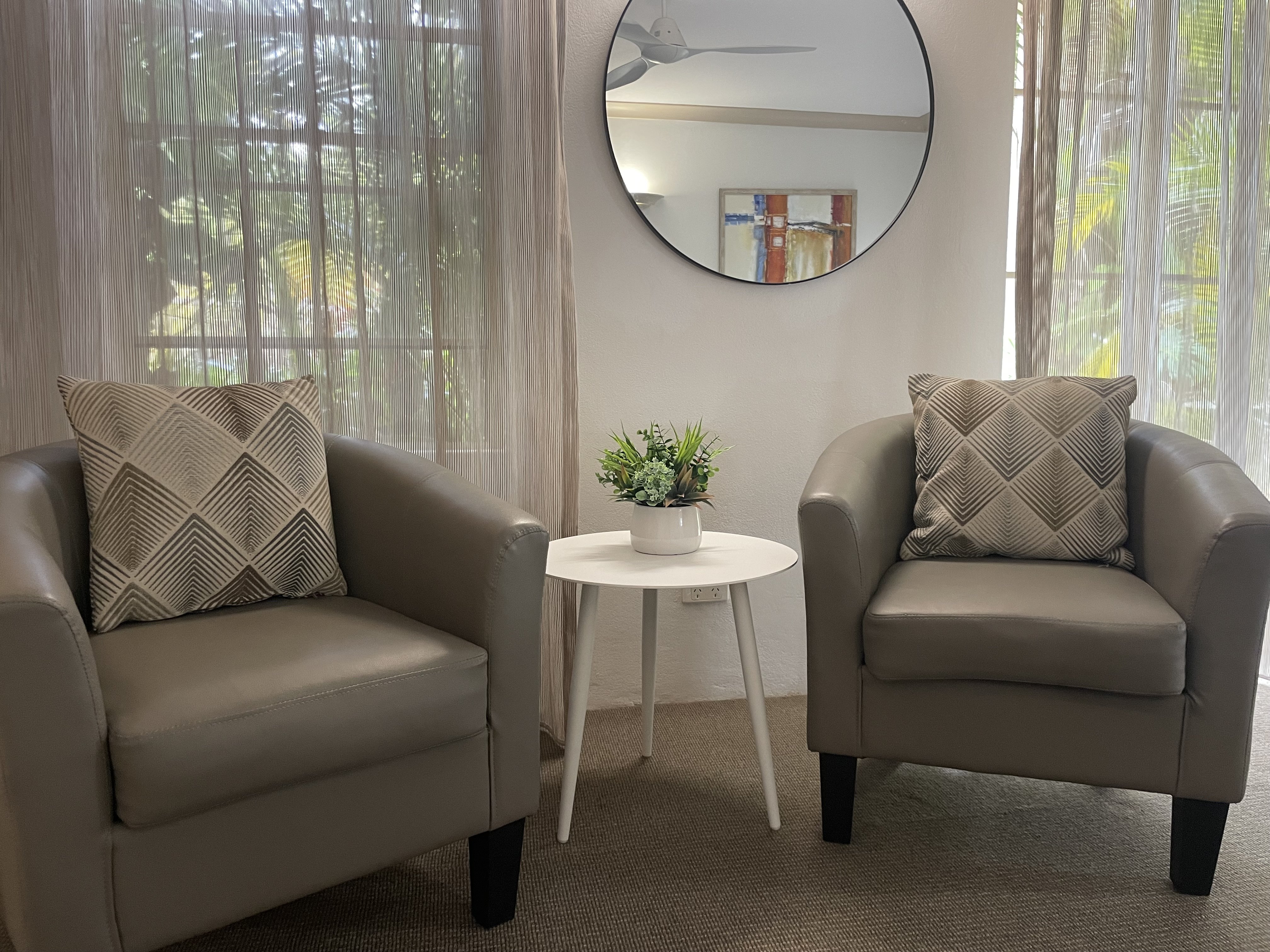 OASIS INN ULLADULLA-guestroom-Sitting Area King Spa Courtyard.jpg