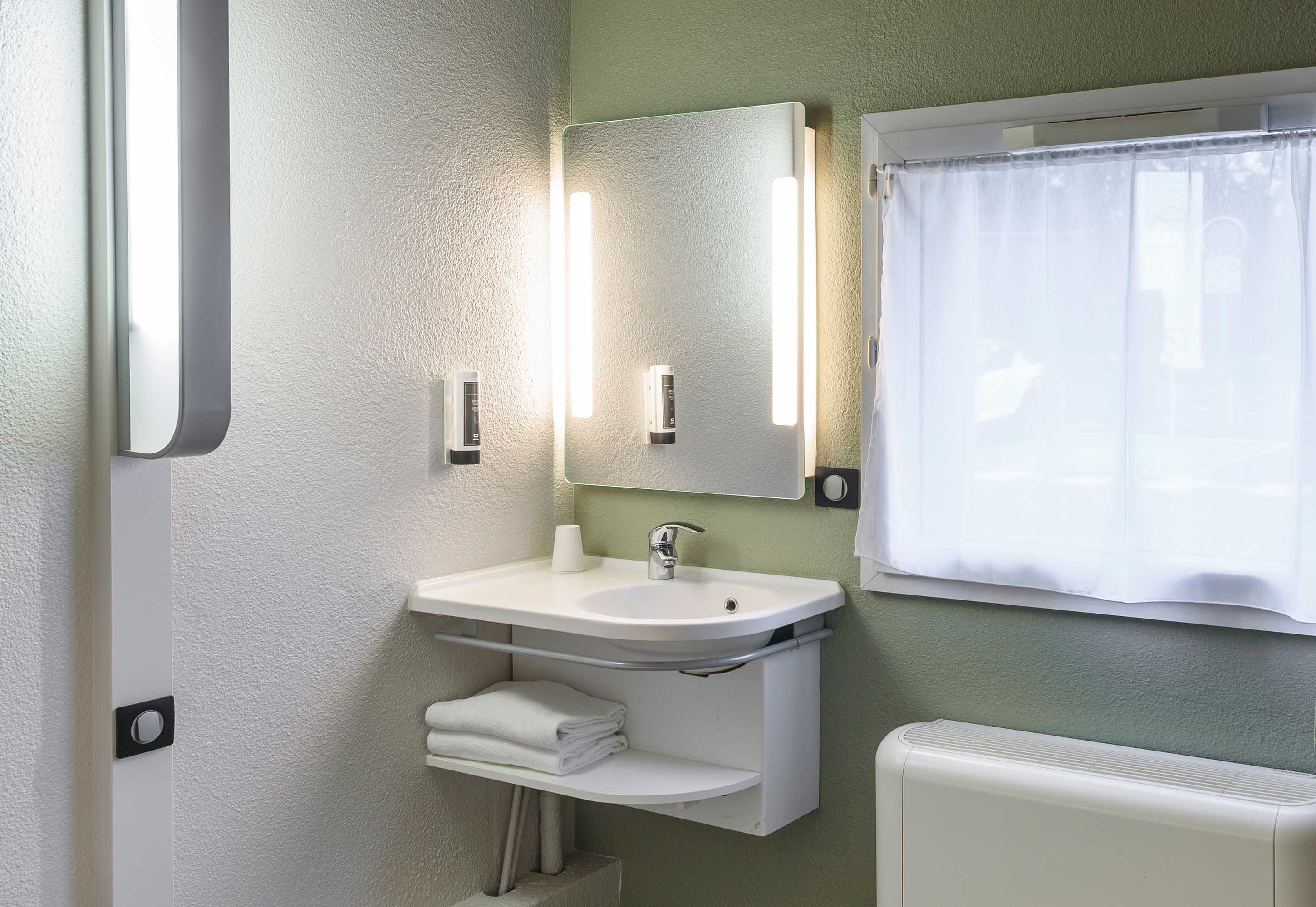 B&B HOTEL TOULOUSE CITE DE L ESPACE-guestroom-Hotel Toulouse Cite De L Espace Hurel Bathroom.jpg