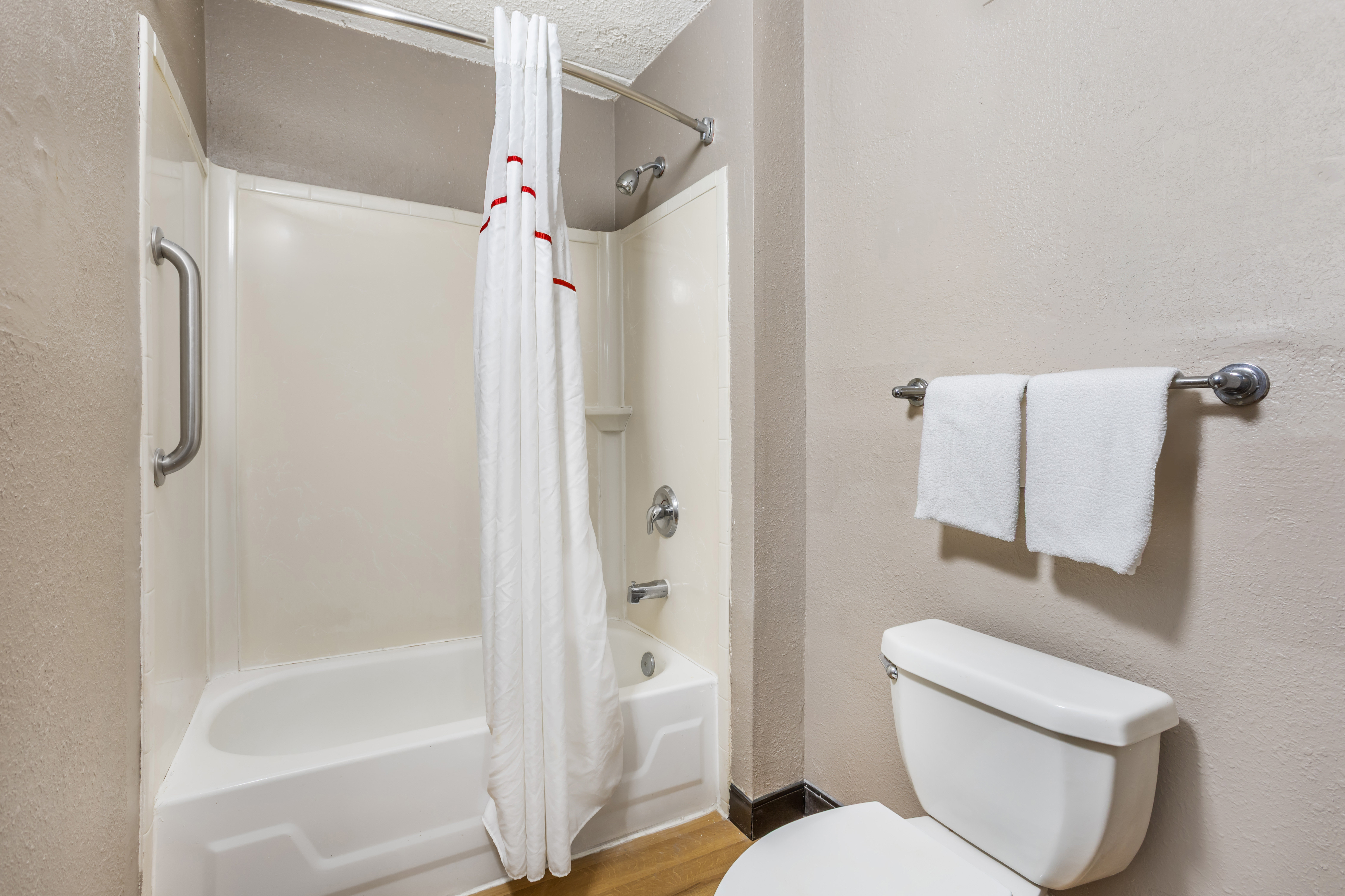 RED ROOF TINTON FALLS-JERSEY SHORE-guestroom-RRI Bathroom PRO Approved.jpg