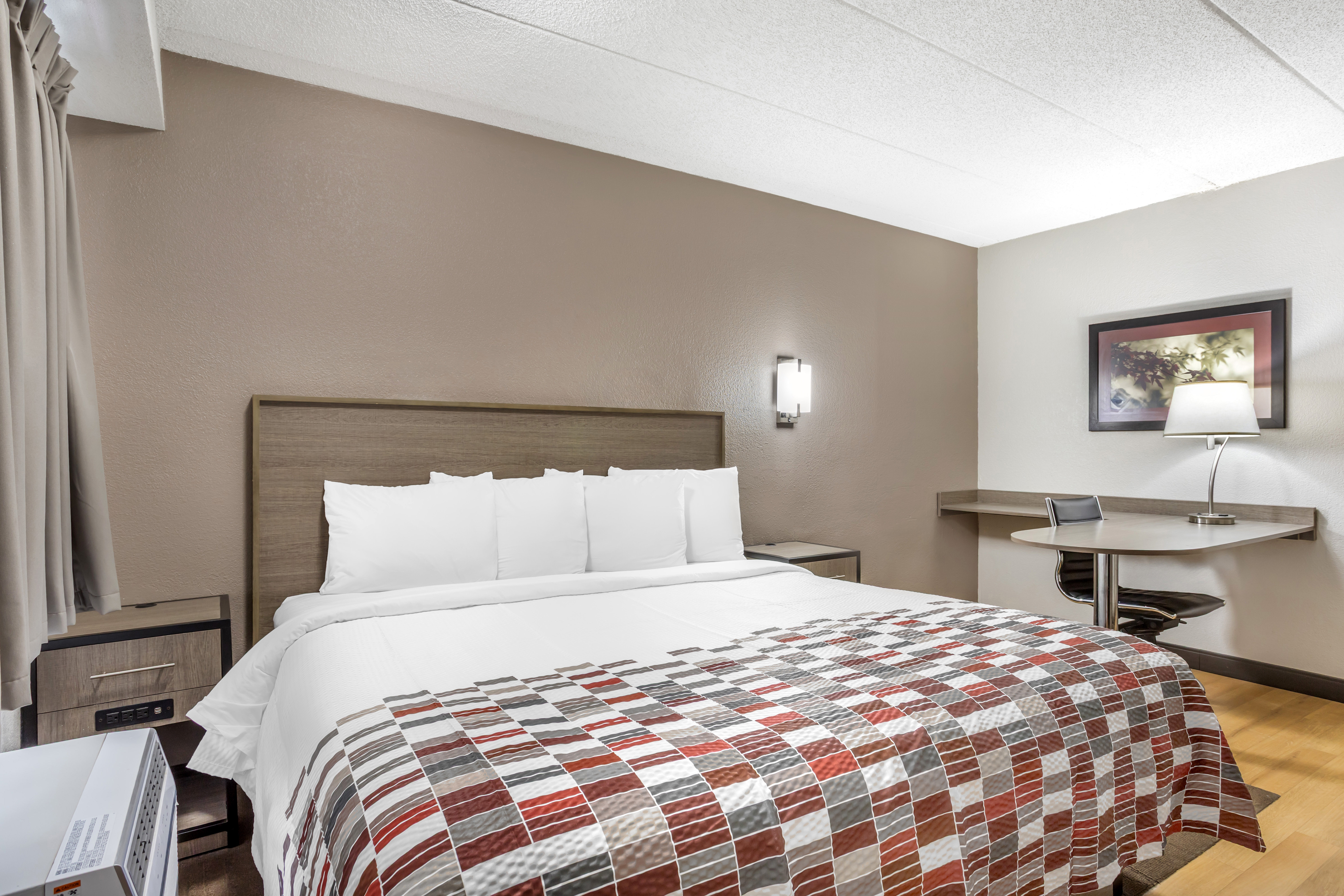 RED ROOF TINTON FALLS-JERSEY SHORE-guestroom-RRI NS Superior King Micro PRO Approved NPKM.jpg