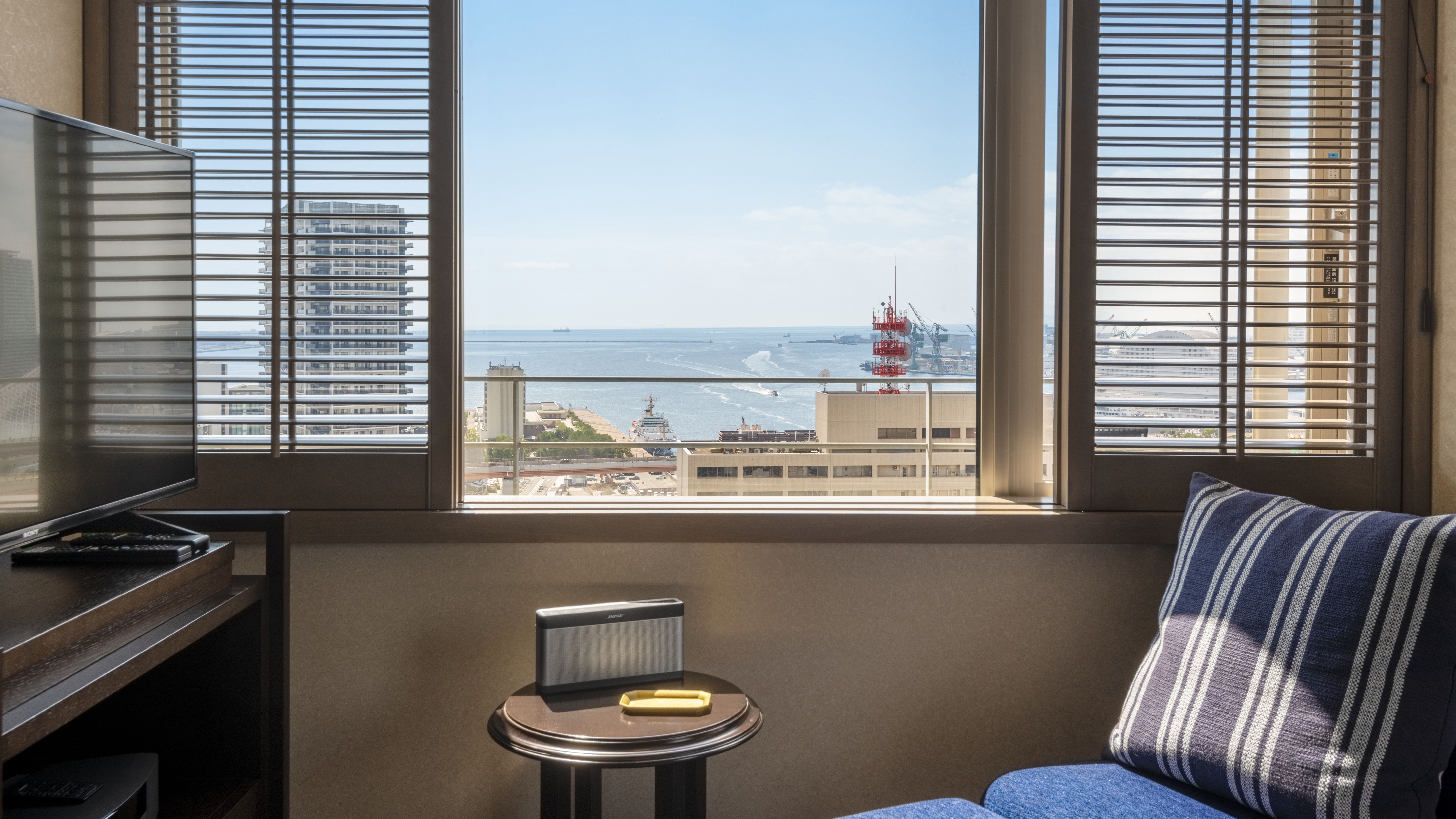 ORIENTAL HOTEL KOBE-guestroom-Ohk Room Jrsuite Window.jpg