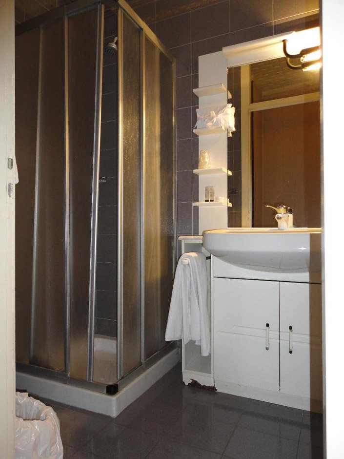 HOTEL GIARDINO - ARONA-guestroom-Standard Double Room With Lake And City View Bathroom.jpg