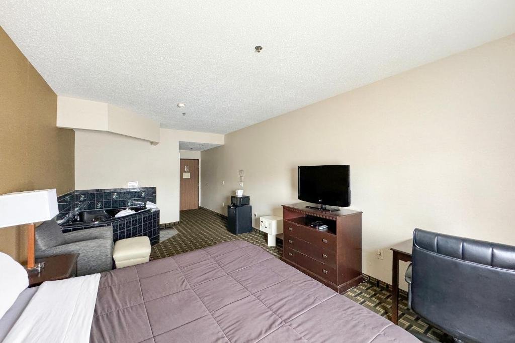 FAIRBRIDGE INN AND SUITES BATAVIA-D-guestroom-Jacuzzi Kings.jpg