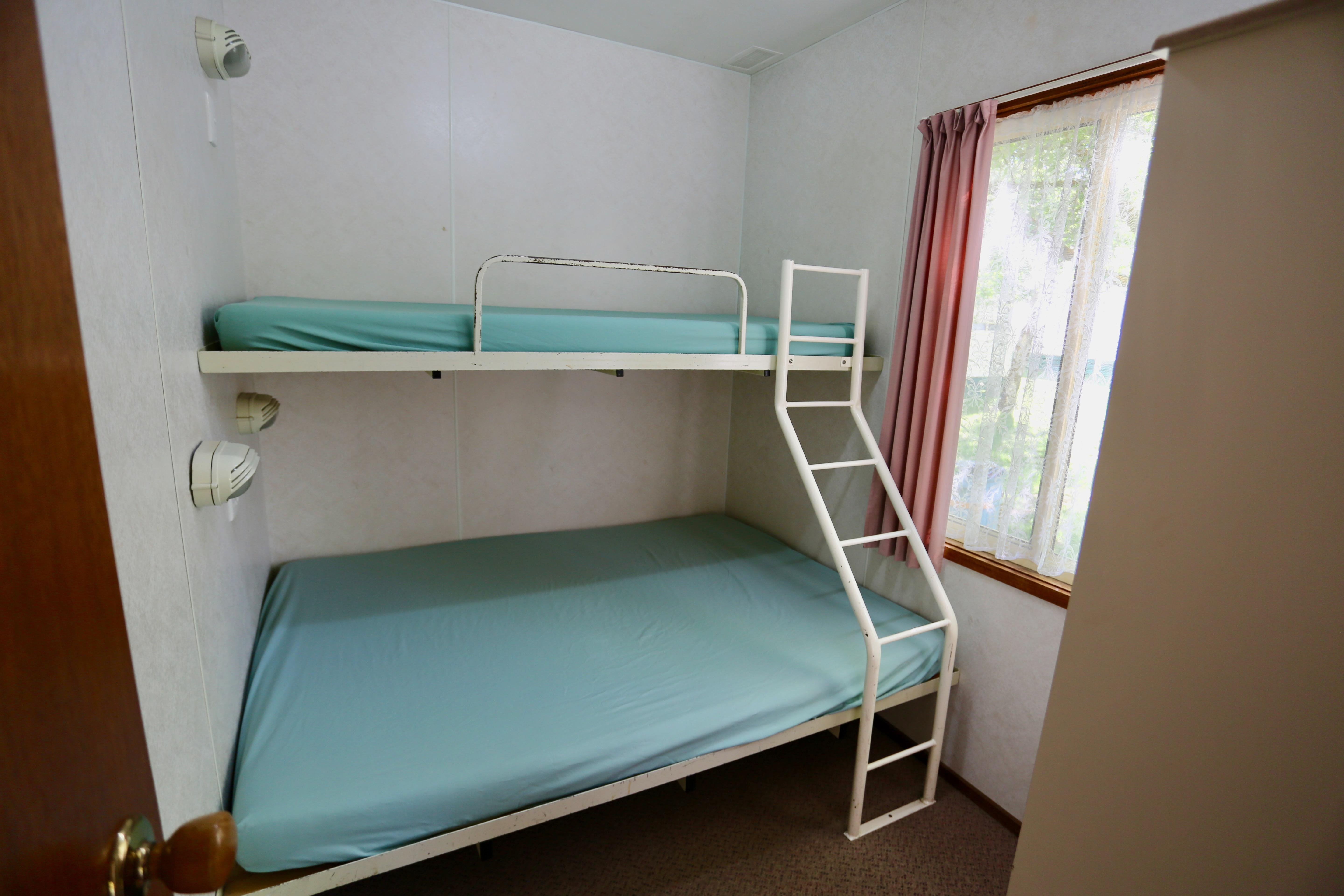 Jenolan Holiday Park-guestroom-Bedroom.jpg