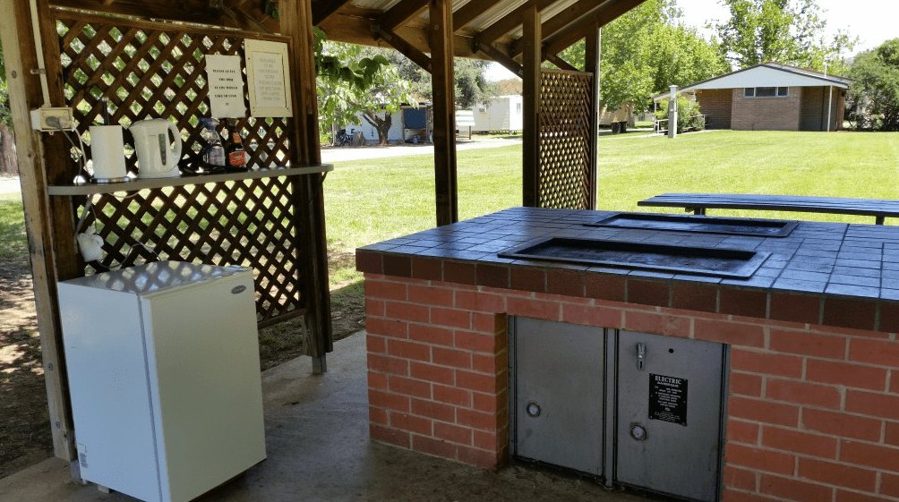 Cootamundra Caravan Park-guestroom-Camp Kitchen.jpg