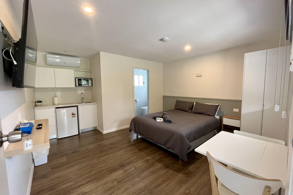 Cootamundra Caravan Park-guestroom-Bedroom.jpg