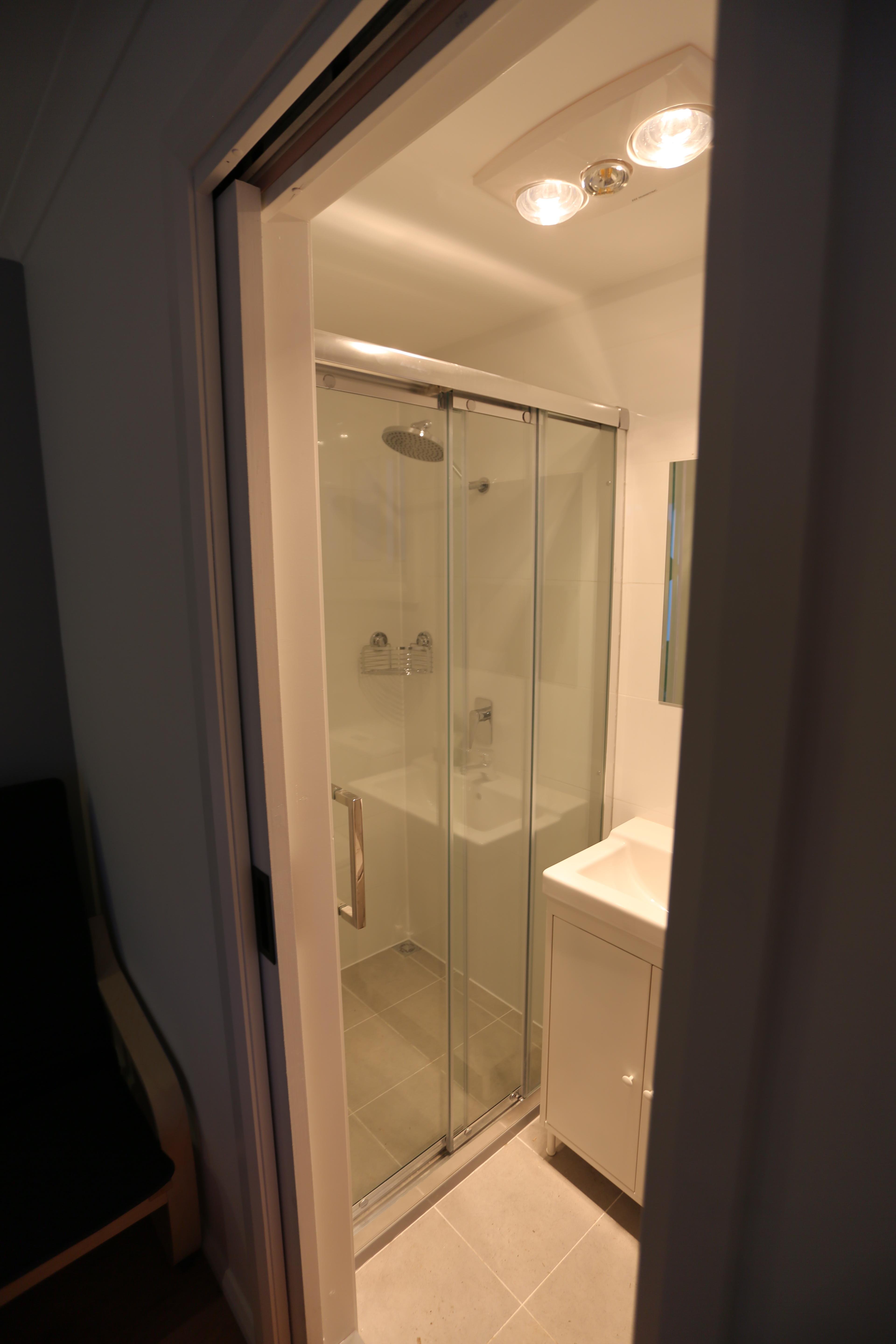 Junee Tourist Park-guestroom-Bathroom.jpg