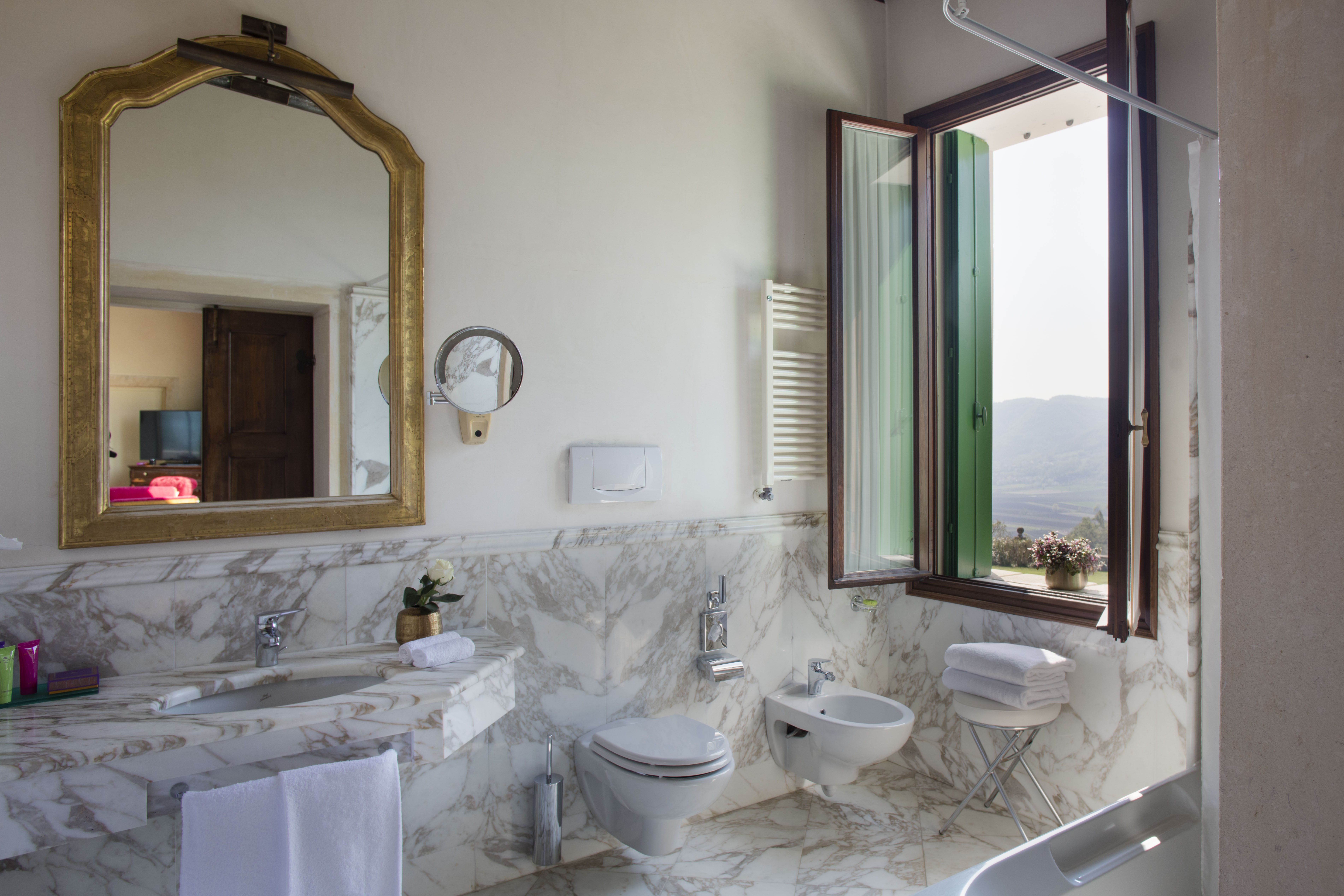 VILLA MICHELANGELO VICENZA-guestroom-Executive Suite Bathroom.jpg