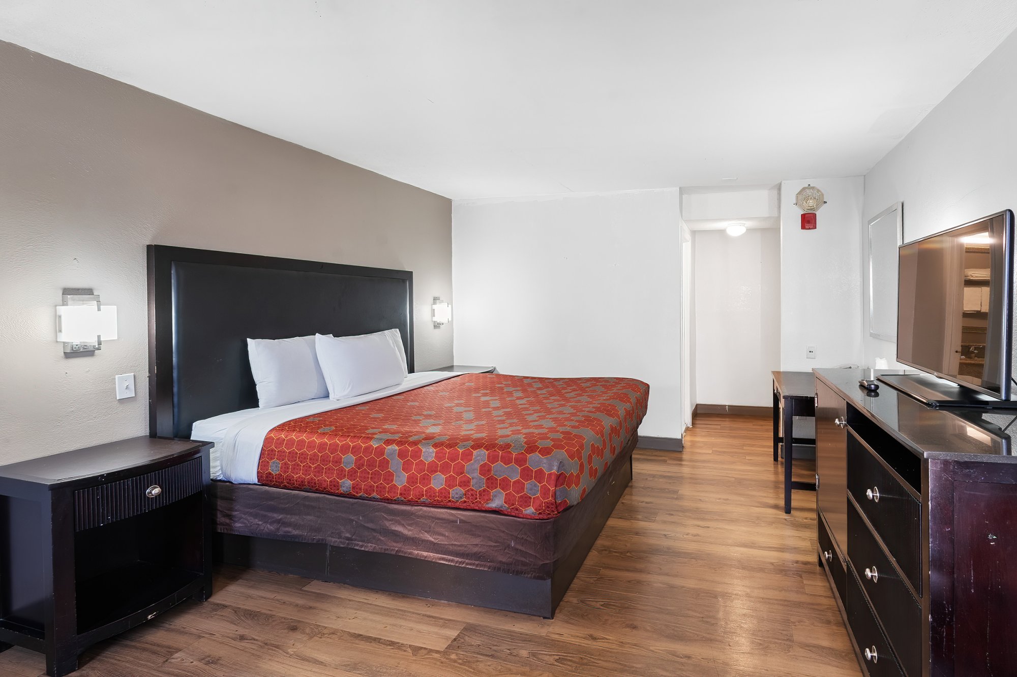RED CARPET INN PHIL AIRPORT-guestroom-RPALS King.jpg