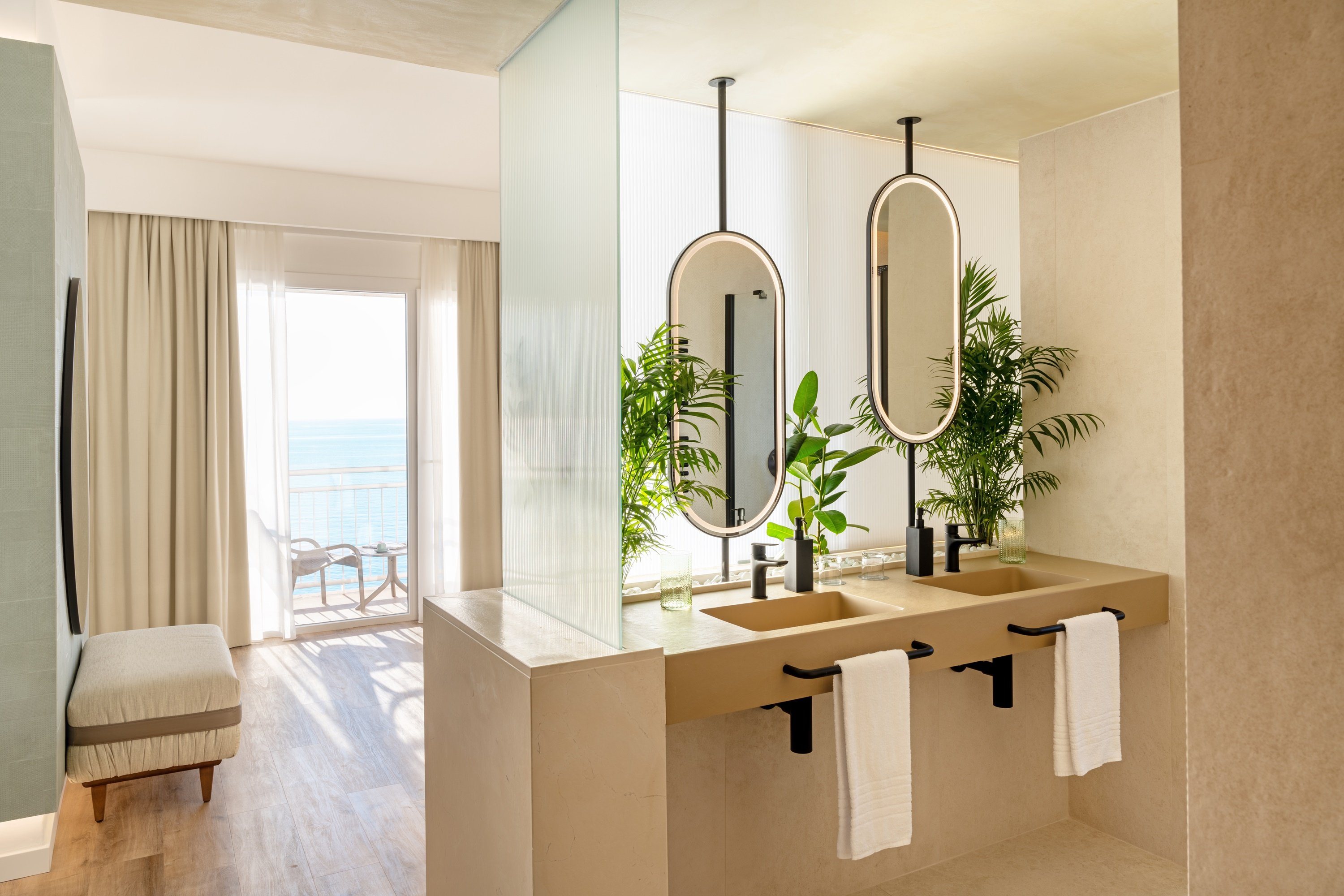 DELFINO TARANTO-guestroom-Suite.jpg