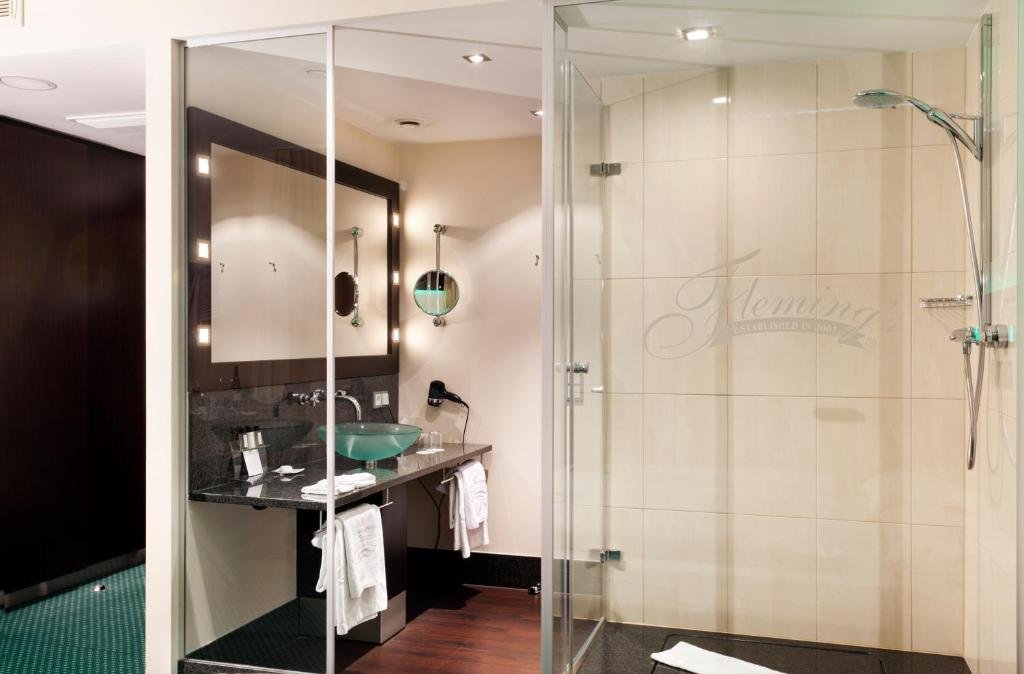Hotel Lumiere-guestroom-Bathroom.jpg