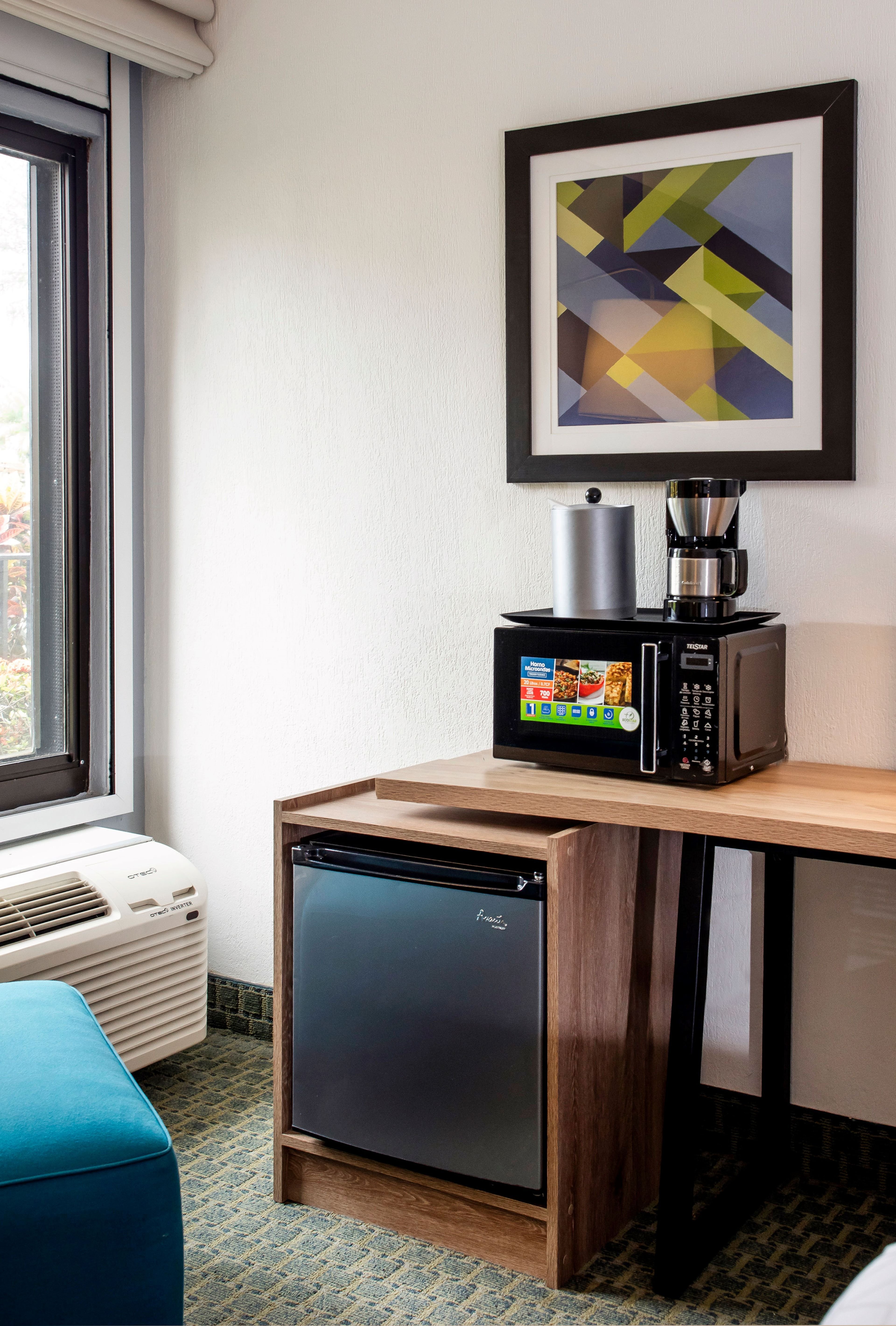HOLIDAY INN EXP SAN JOSE ARPT BY IH-guestroom-Perfect stay with mini-fridge and microwave in your room..jpg