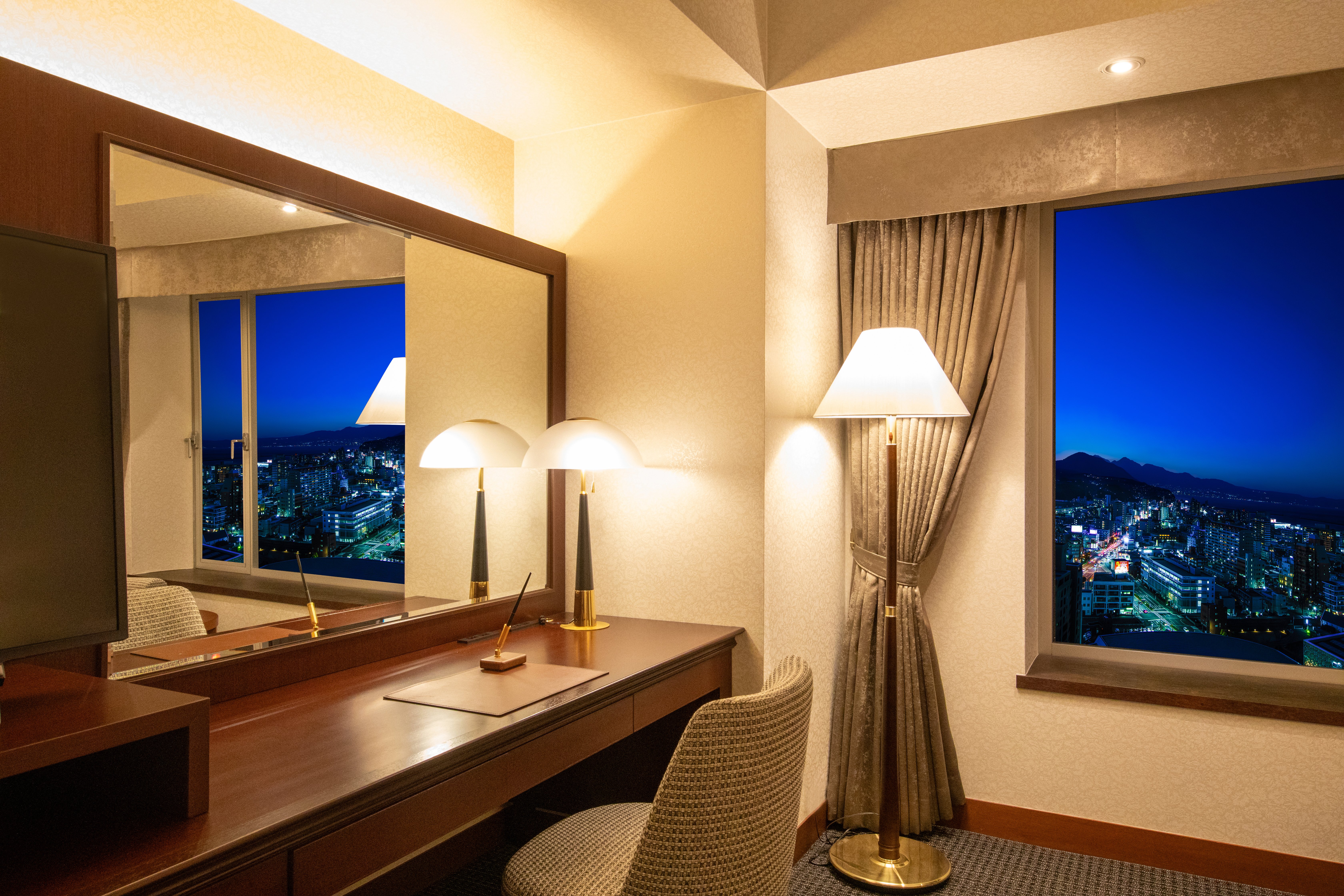 HOTEL NIKKO OITA OASIS TOWER-guestroom-Desk in the room.jpg