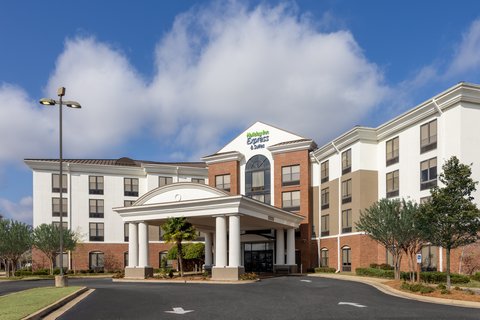 Minitues fron JAN Aiport - Located off route 25/Lakeland Dr 