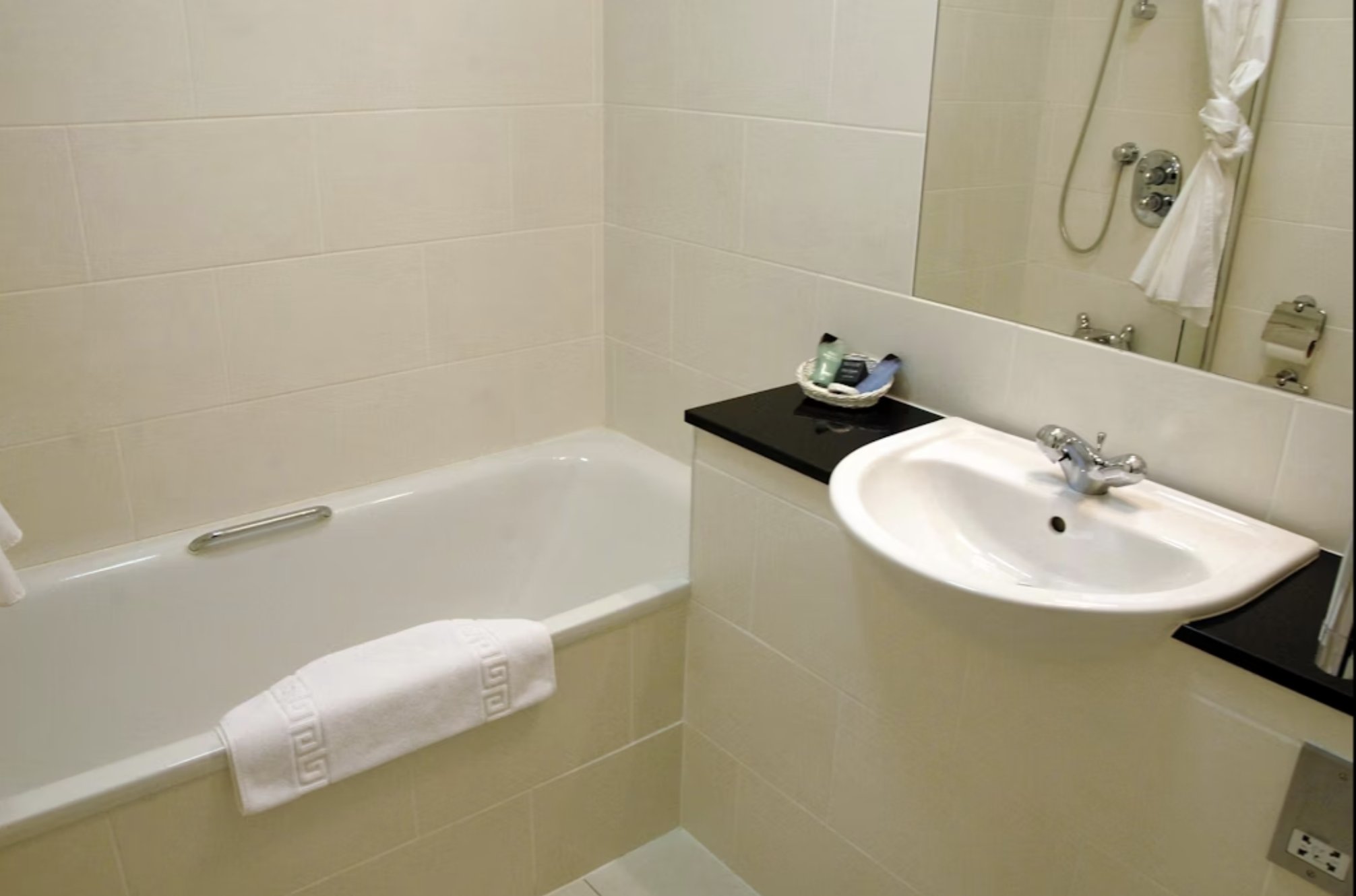 The Shetland Hotel-guestroom-Suite Bathroom.jpg