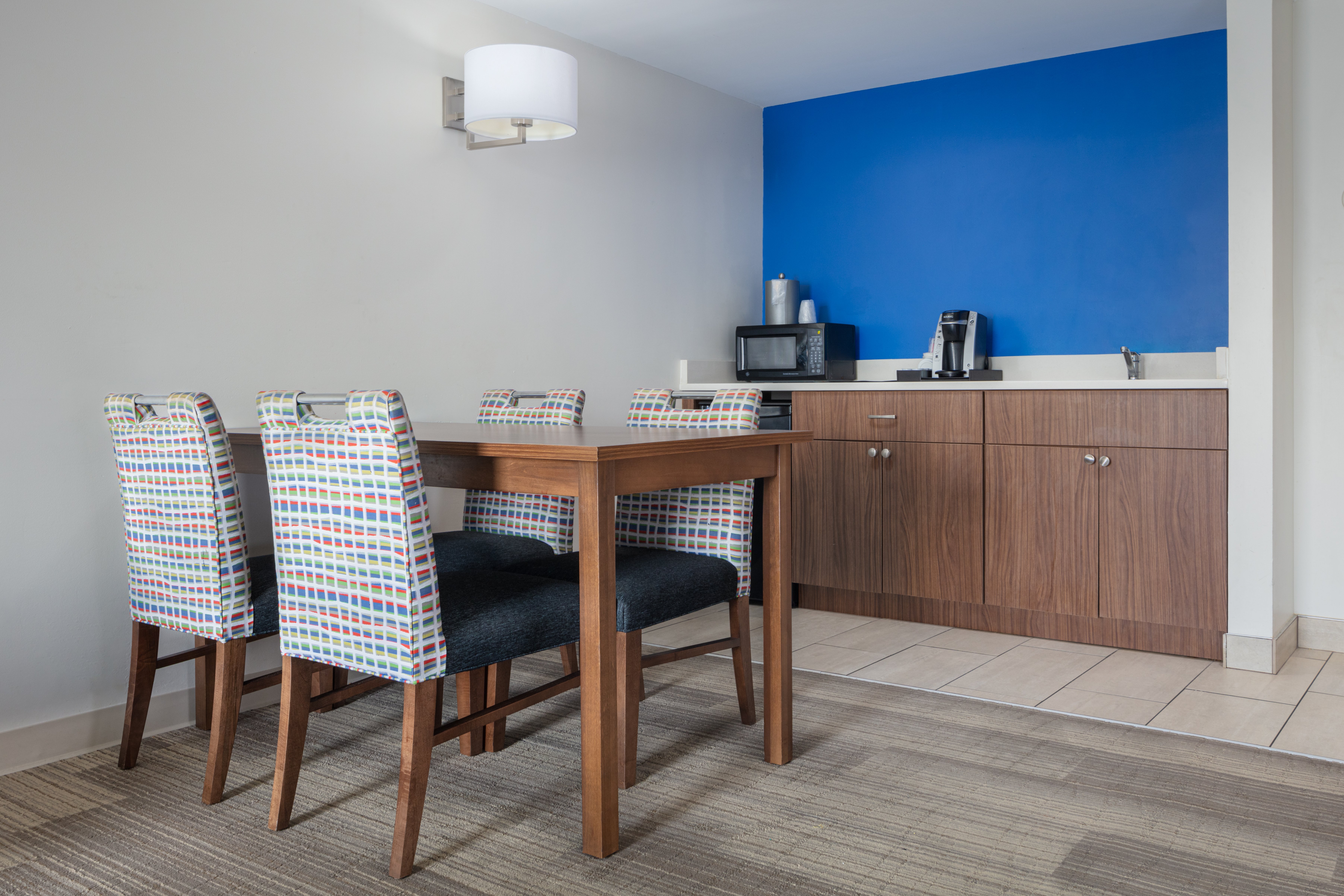 HOLIDAY INN EXP STES NEWPORT NEWS B-guestroom-Suite.jpg