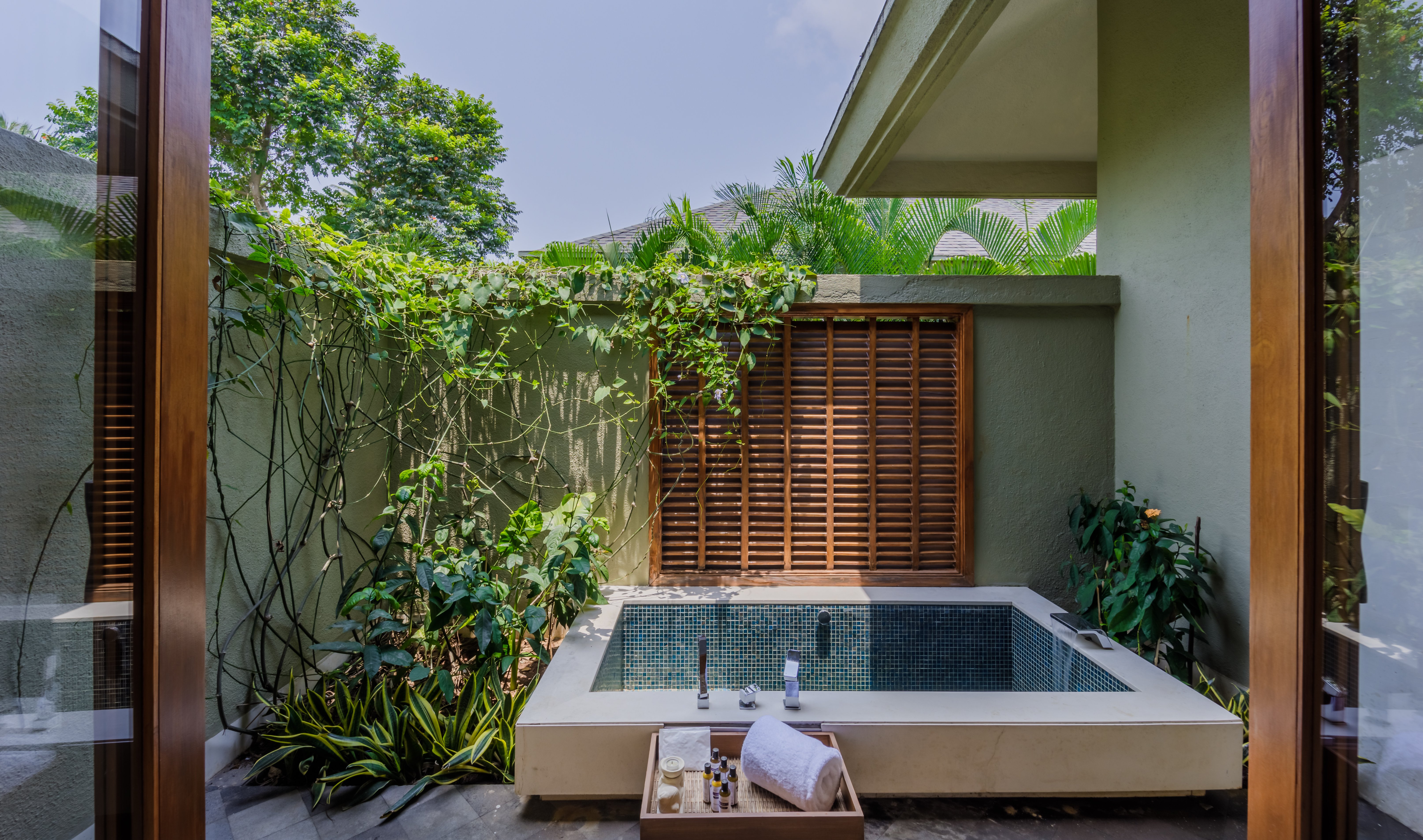 Baale Resort Goa-guestroom-Villa - First Floor Master Bedroom Outdoor Bathtub.jpg