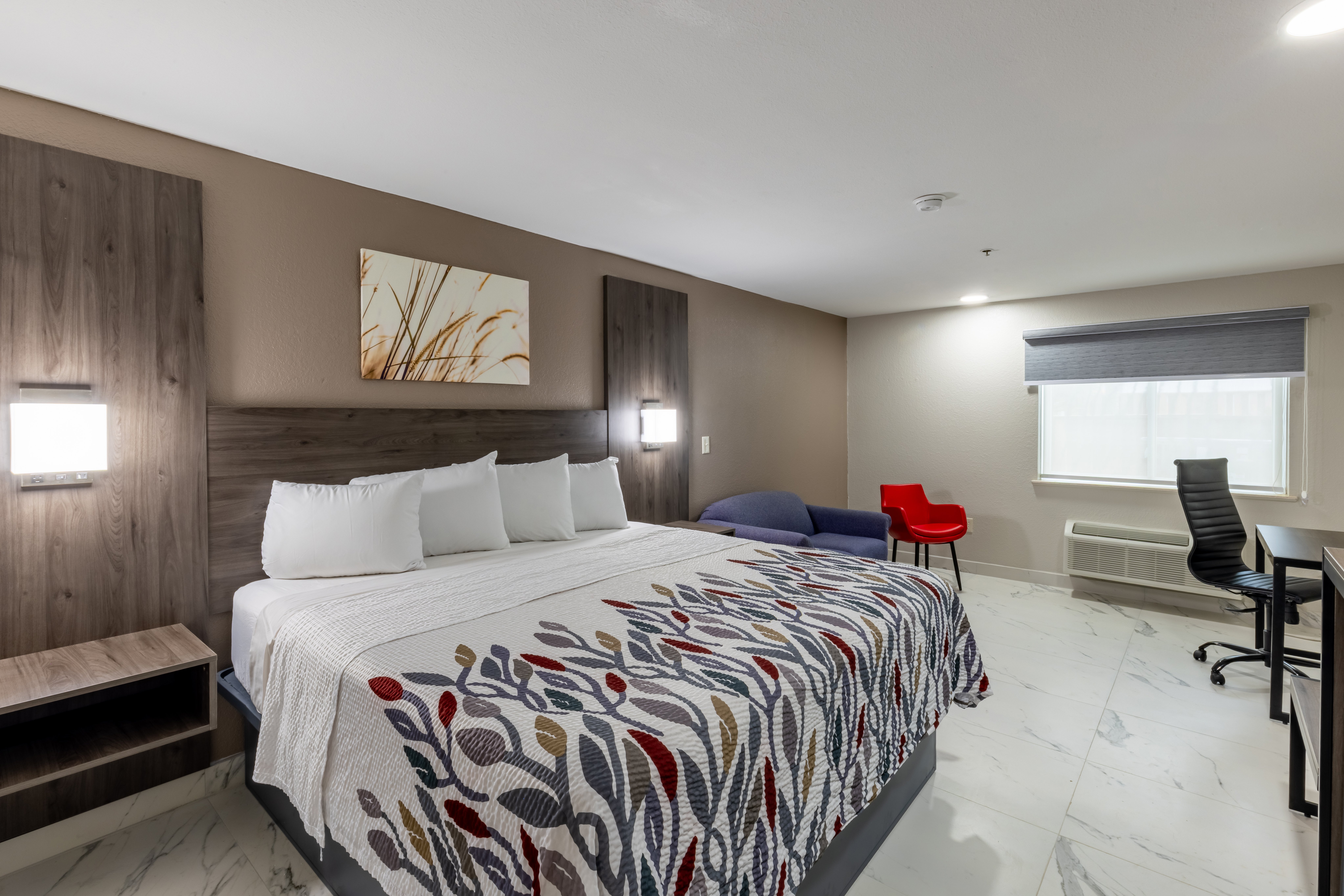 RED ROOF PHARR-MCALLEN-guestroom-RRI NS Deluxe King Micro TEMP Approved NDKM.jpg