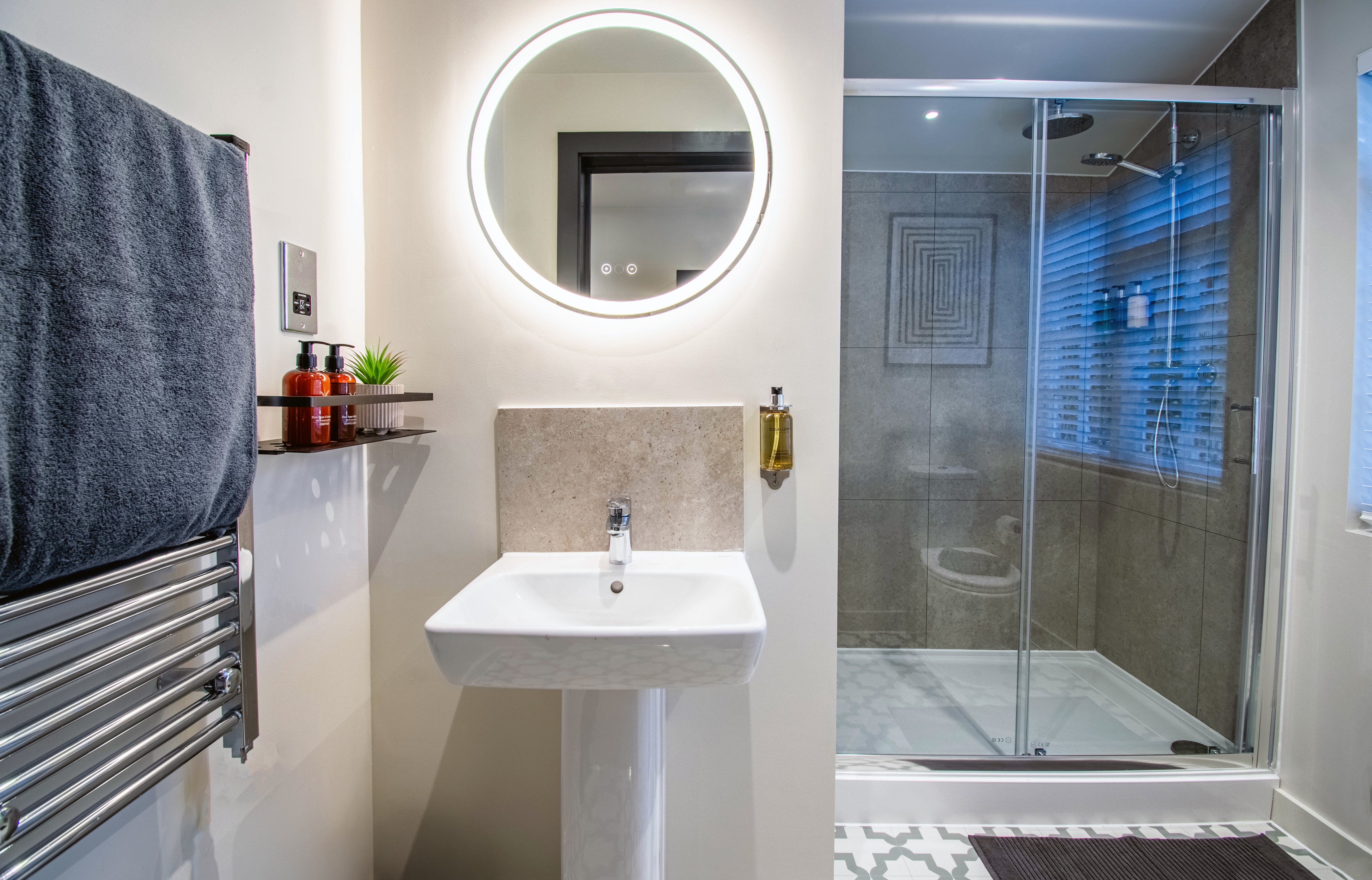 THETFORD HIVE-guestroom-Deluxe Studio Suite - Bathroom.jpg