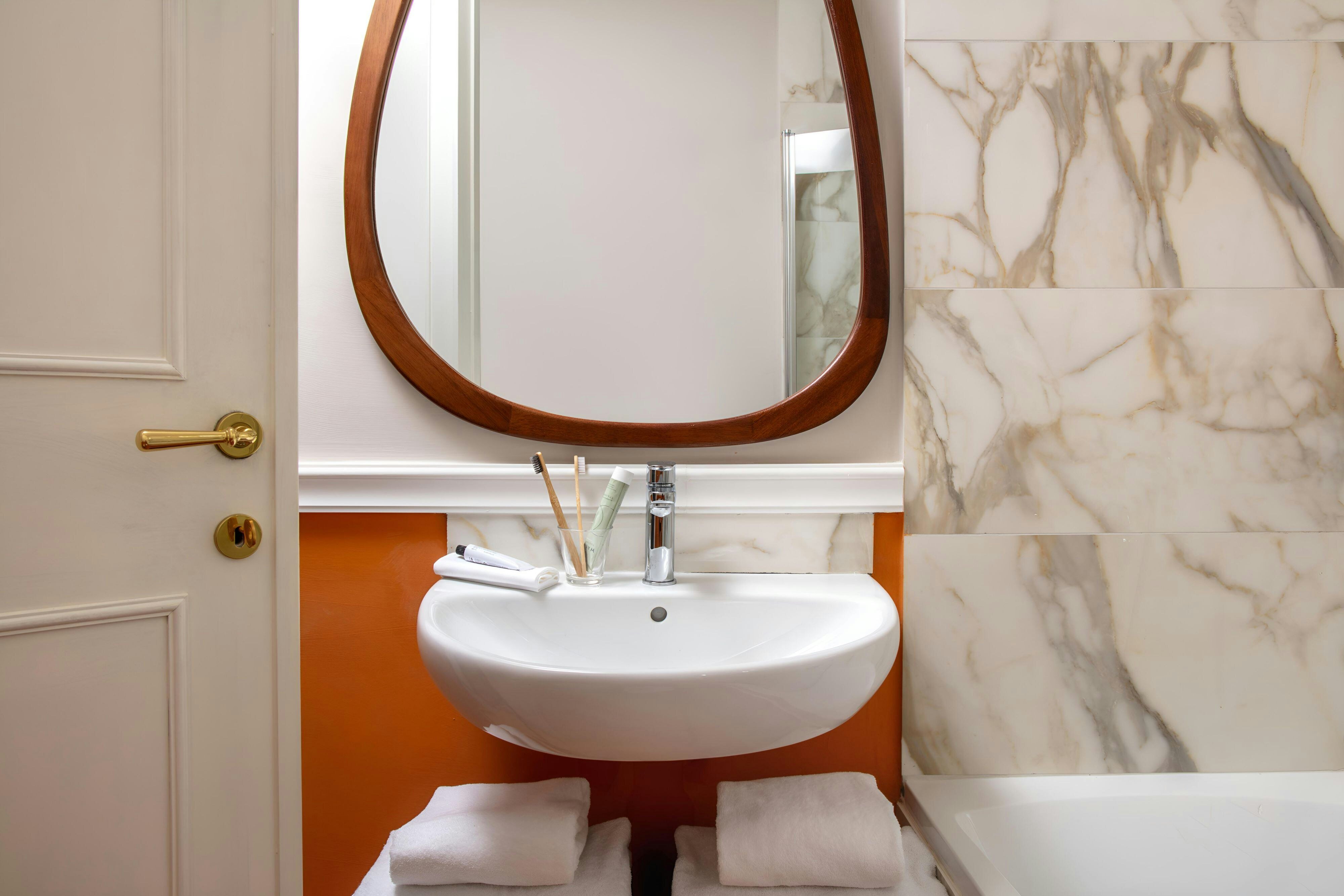 Sonder Hotel by Marriott Bonvoy The Sonetto Hotel Piazza Santa Croce-guestroom-King Room - Bathroom.jpg