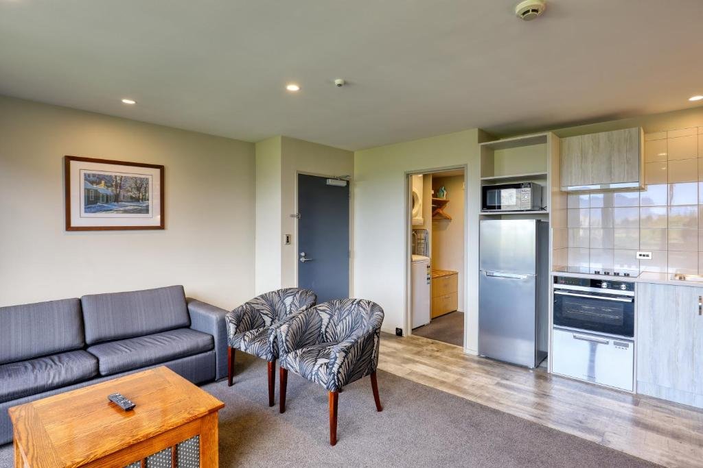 Garden Court Suites and Apartm-guestroom-SITTING AREA.jpg