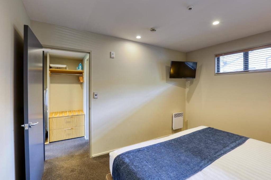 Garden Court Suites and Apartm-guestroom-BEDROOM APARTMENT.jpg