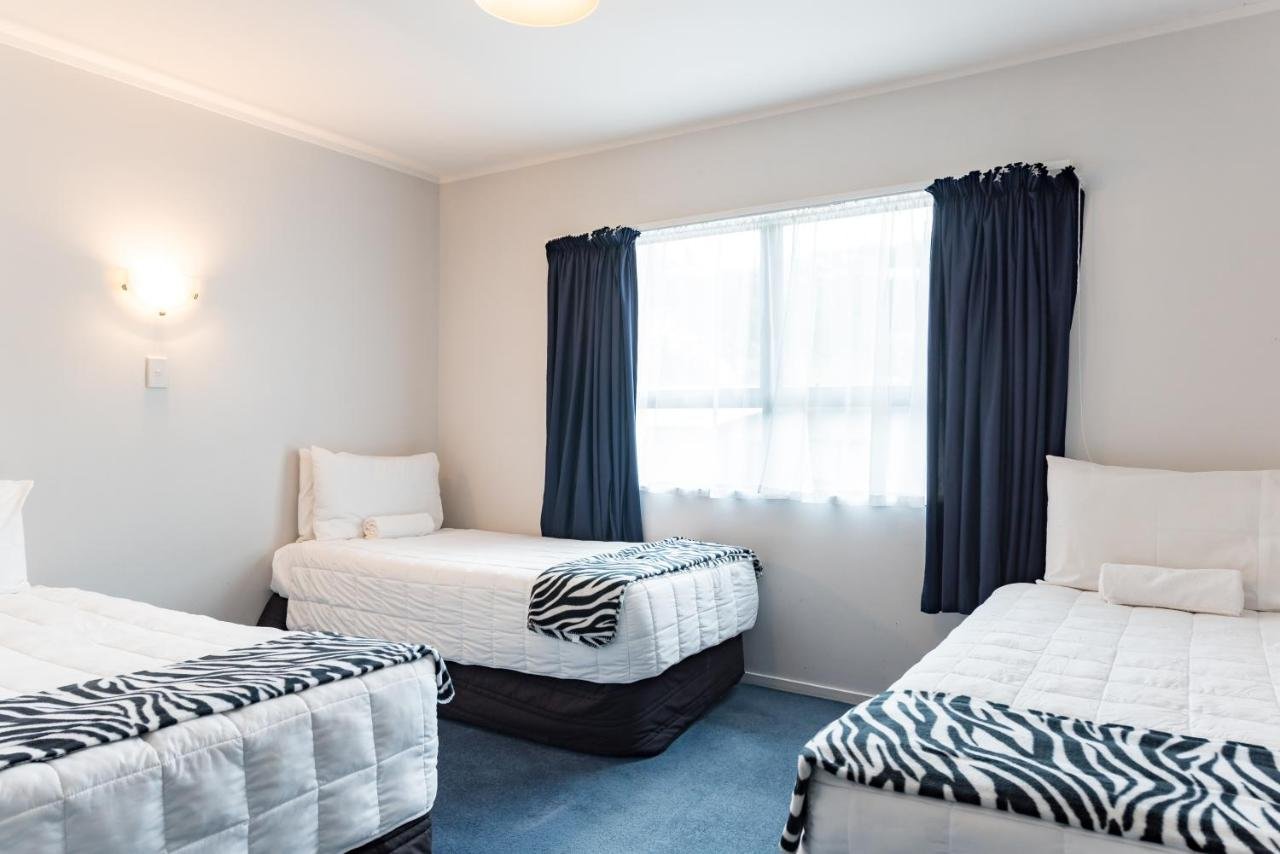 DOLPHIN MOTEL-guestroom-Dolphin Motel Standard Two Bedroom Apartment.jpg