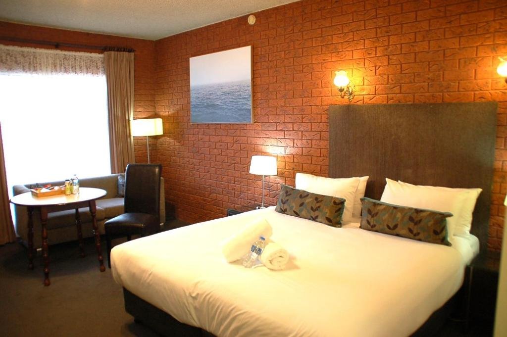 MERAMIE MOTOR INN-guestroom-Guest room.jpg