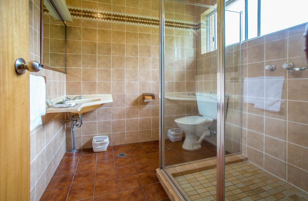 MERAMIE MOTOR INN-guestroom-Bathroom.jpg