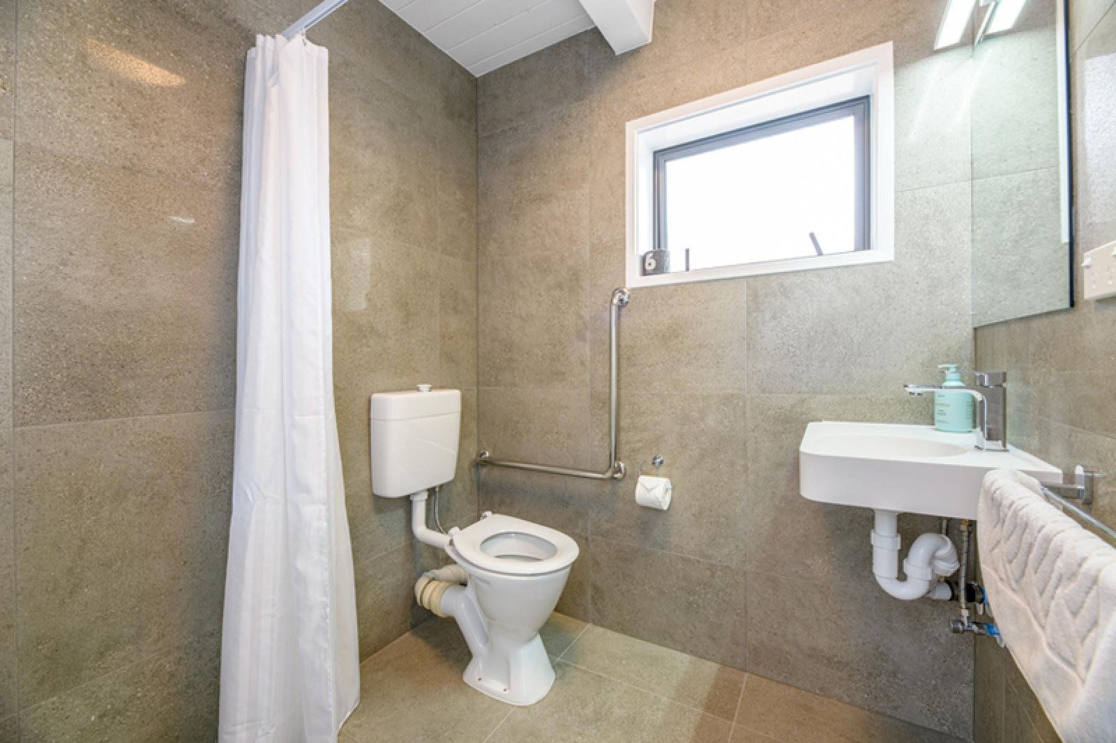TAKAPUNA INTERNATIONAL MOTOR L-guestroom-Ground Floor Twin Bathroom.jpg