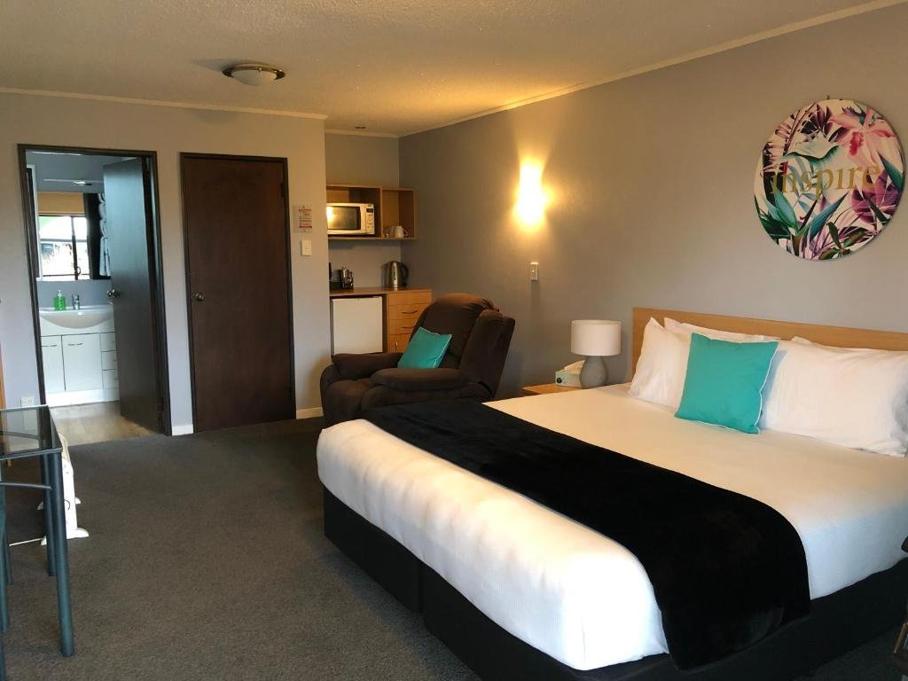 Hacienda Motor Lodge-guestroom-Travellers Room.jpg
