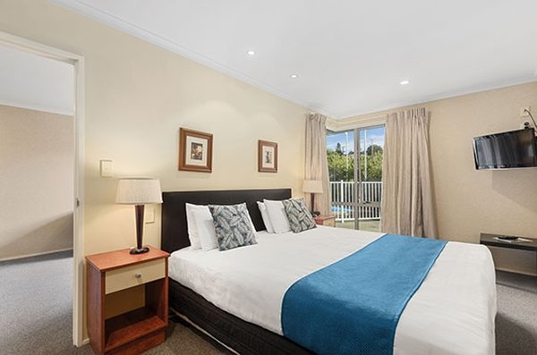 ARISTOTLES MOTEL-guestroom-Executive Suitejpg.jpg