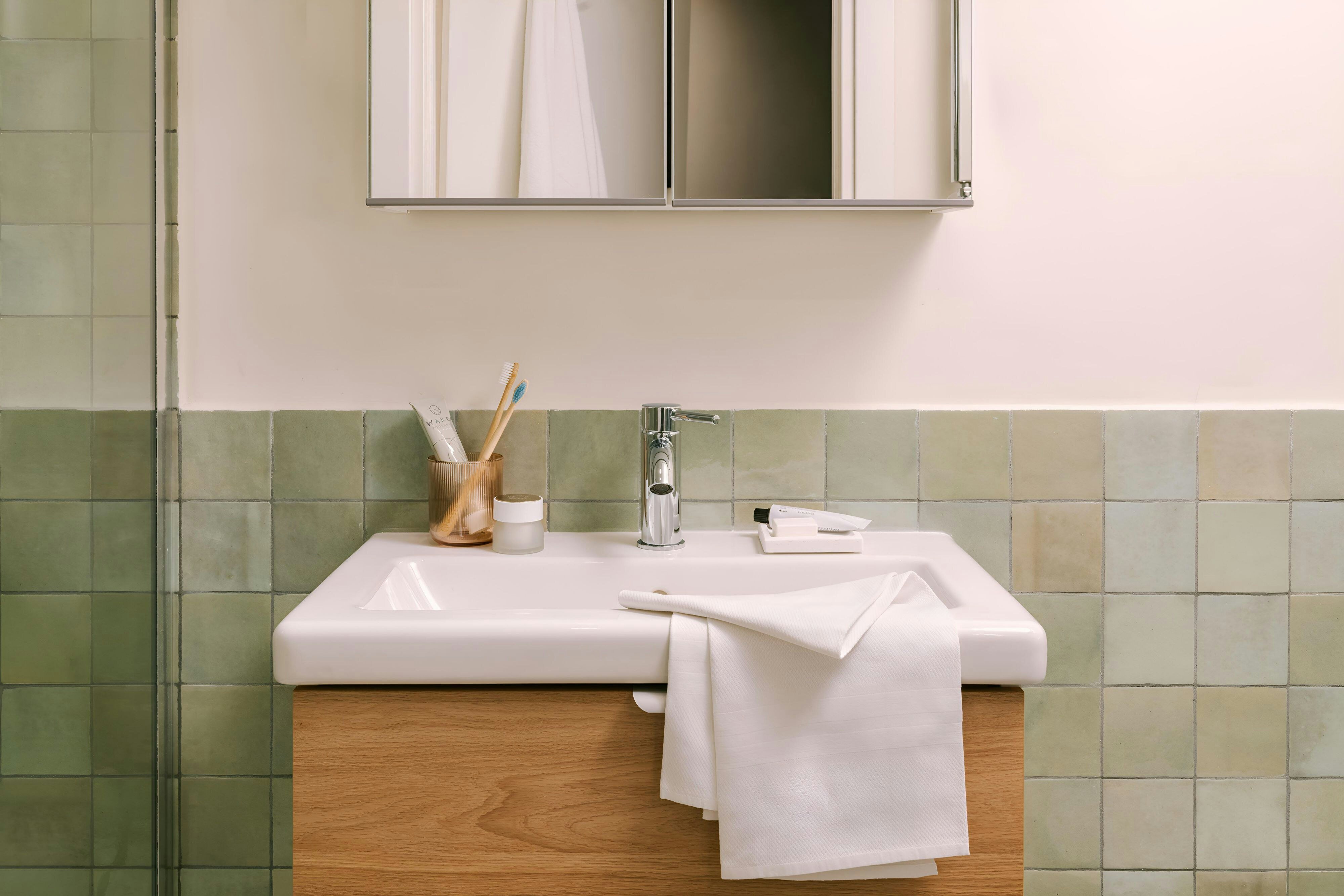 Sonder Hotel by Marriott Bonvoy Testaccio-guestroom-King Room - Bathroom.jpg