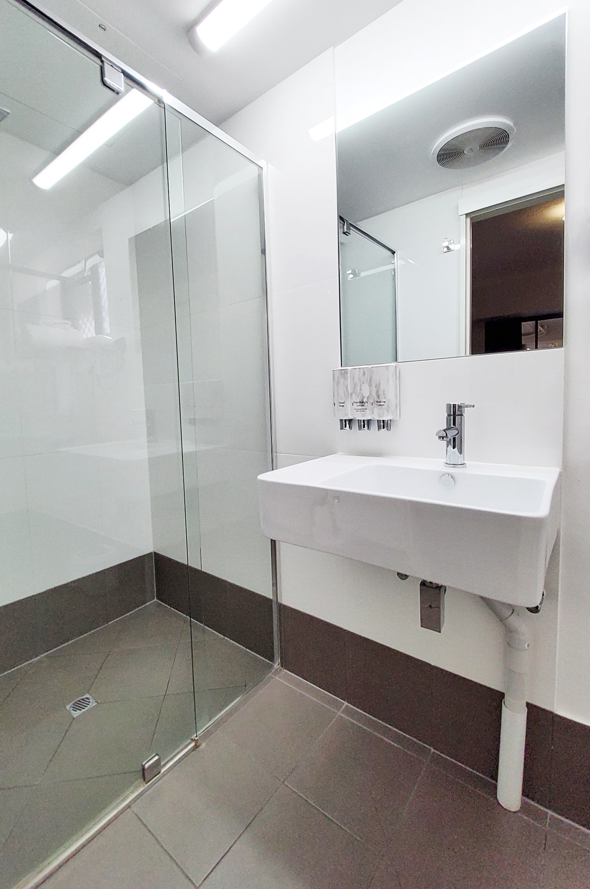 ARCHER PARK MOTEL-guestroom-Bathroom.jpg