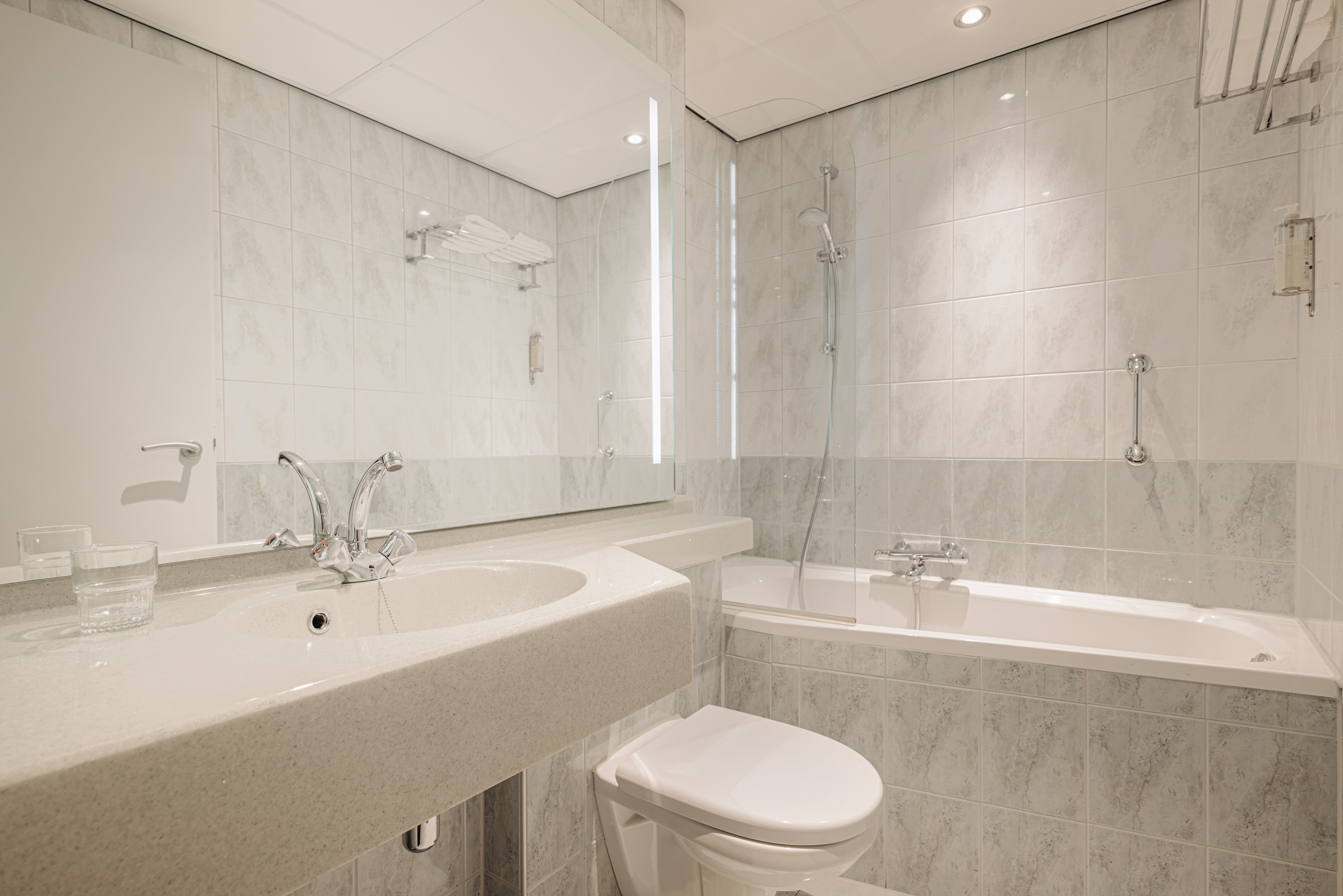 Leonardo Hotel Eindhoven-guestroom-NL NLEINVES BATHROOM Comfort Room Single Bed Comfort Room Double Bed Comfort Room Twin Bed Deluxe Room Double Bed LANDSCAPE.jpg