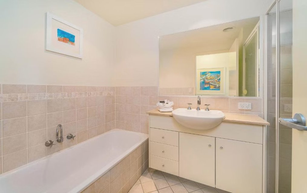 THE COVE YAMBA-guestroom-Bathroom.jpg