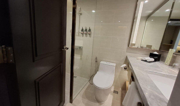THE HERITAGE HOTEL MANILA-guestroom-Club Twin Bathroom.jpg